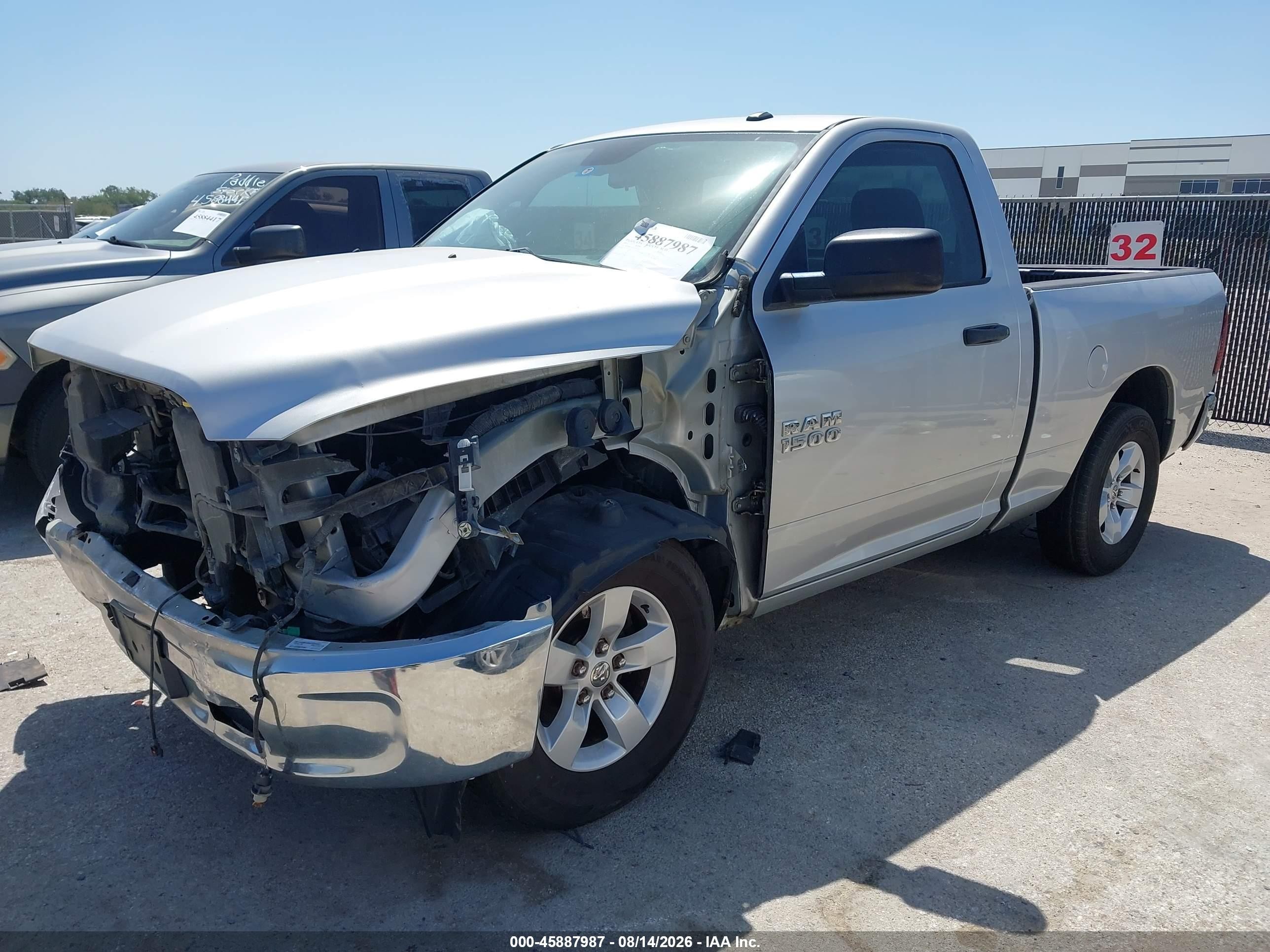 2014 Ram 1500   Серебряный vin: 3C6JR6AG1EG135247
