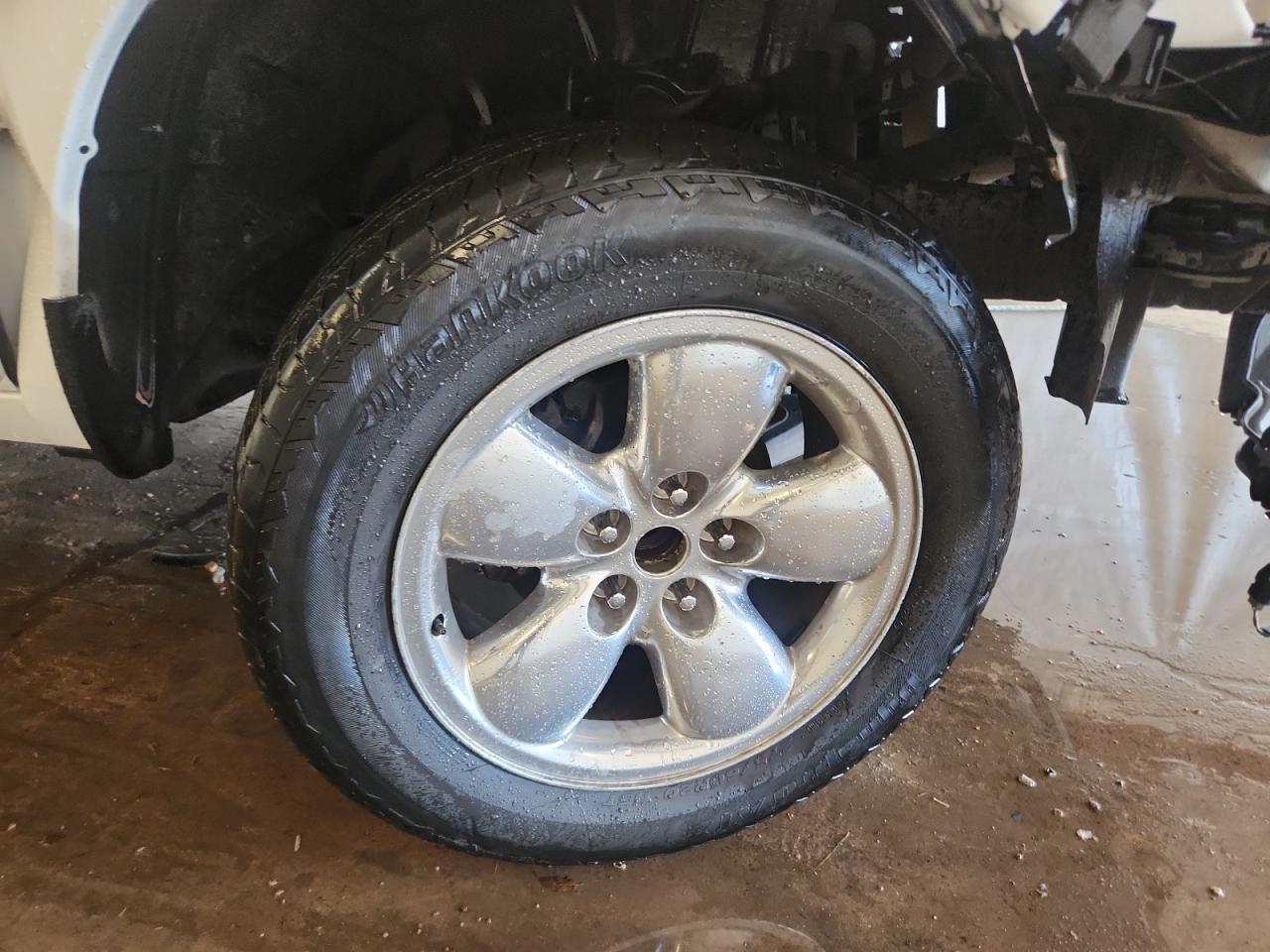 2013 Ram 1500 St White vin: 3C6JR6AT5DG583681 Damage: Right Front Center Cap, Missing, Replacement Required