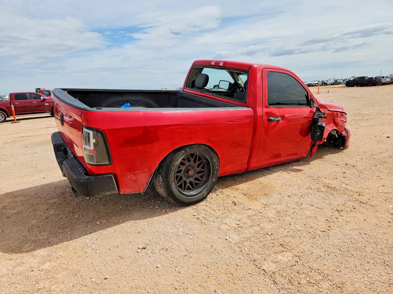 2015 Ram 1500 St Red vin: 3C6JR6AT5FG678700