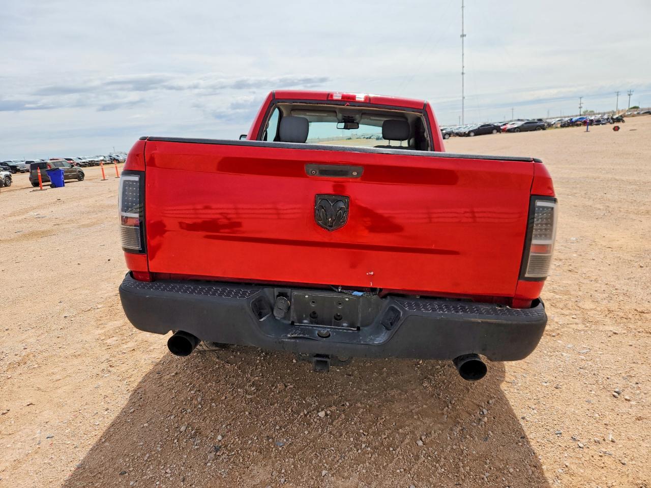2015 Ram 1500 St Red vin: 3C6JR6AT5FG678700