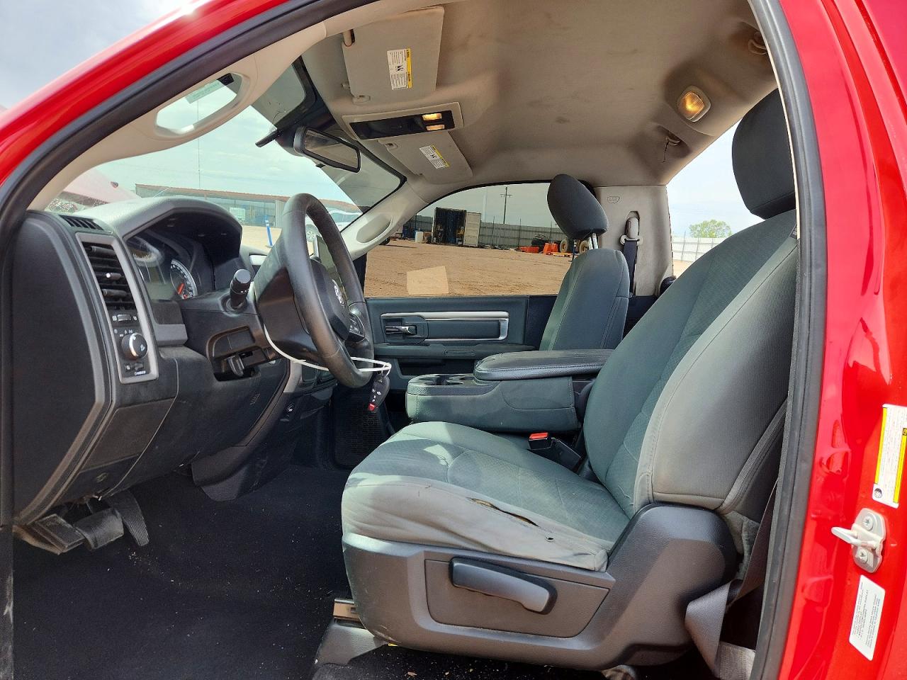 2015 Ram 1500 St Red vin: 3C6JR6AT5FG678700