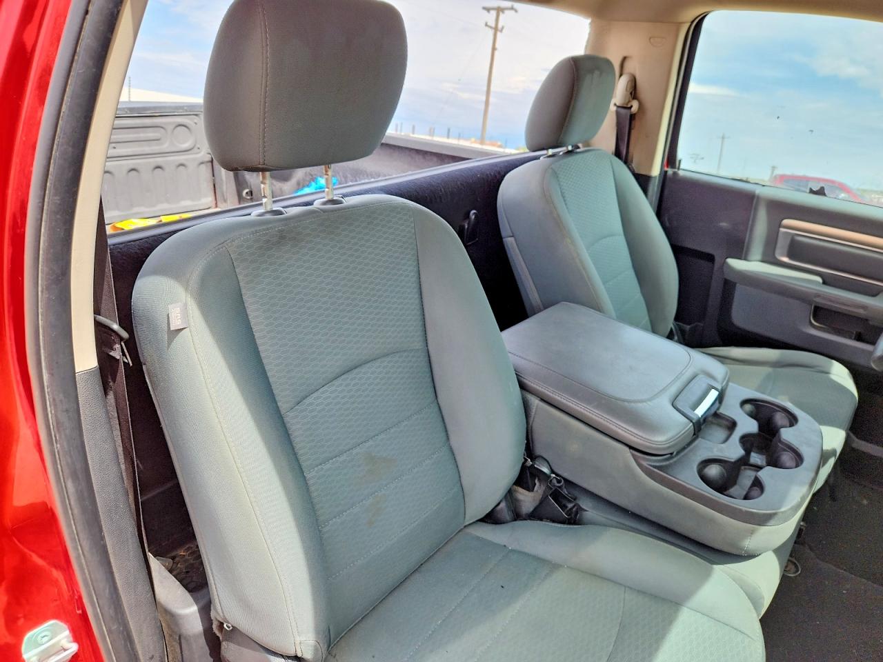 2015 Ram 1500 St Red vin: 3C6JR6AT5FG678700