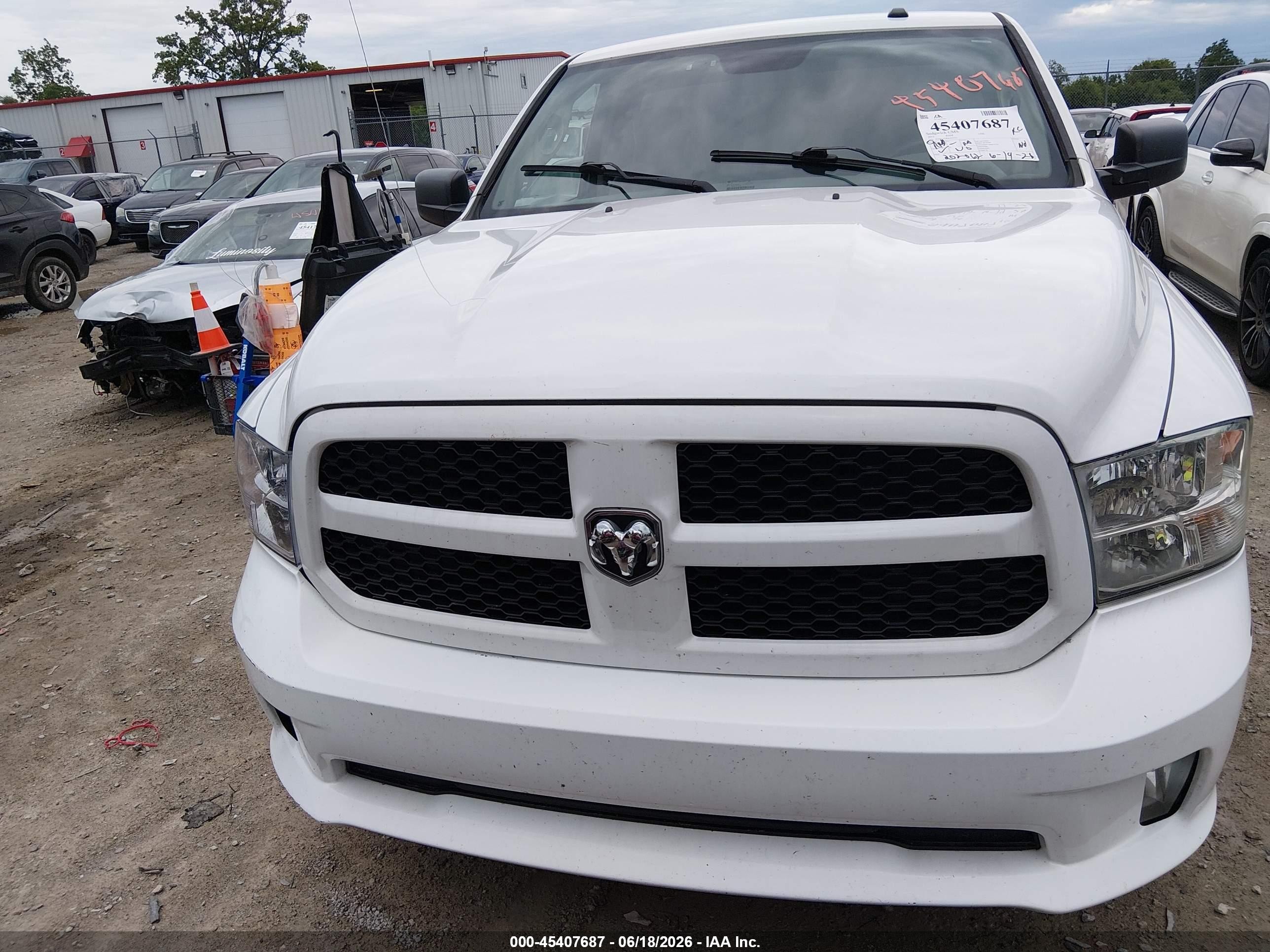2013 Ram 1500 Express White vin: 3C6JR6AT8DG572531