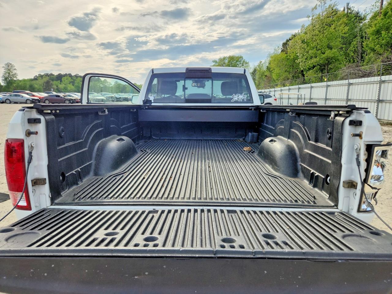2015 Ram 1500 St White vin: 3C6JR6DT7FG539826