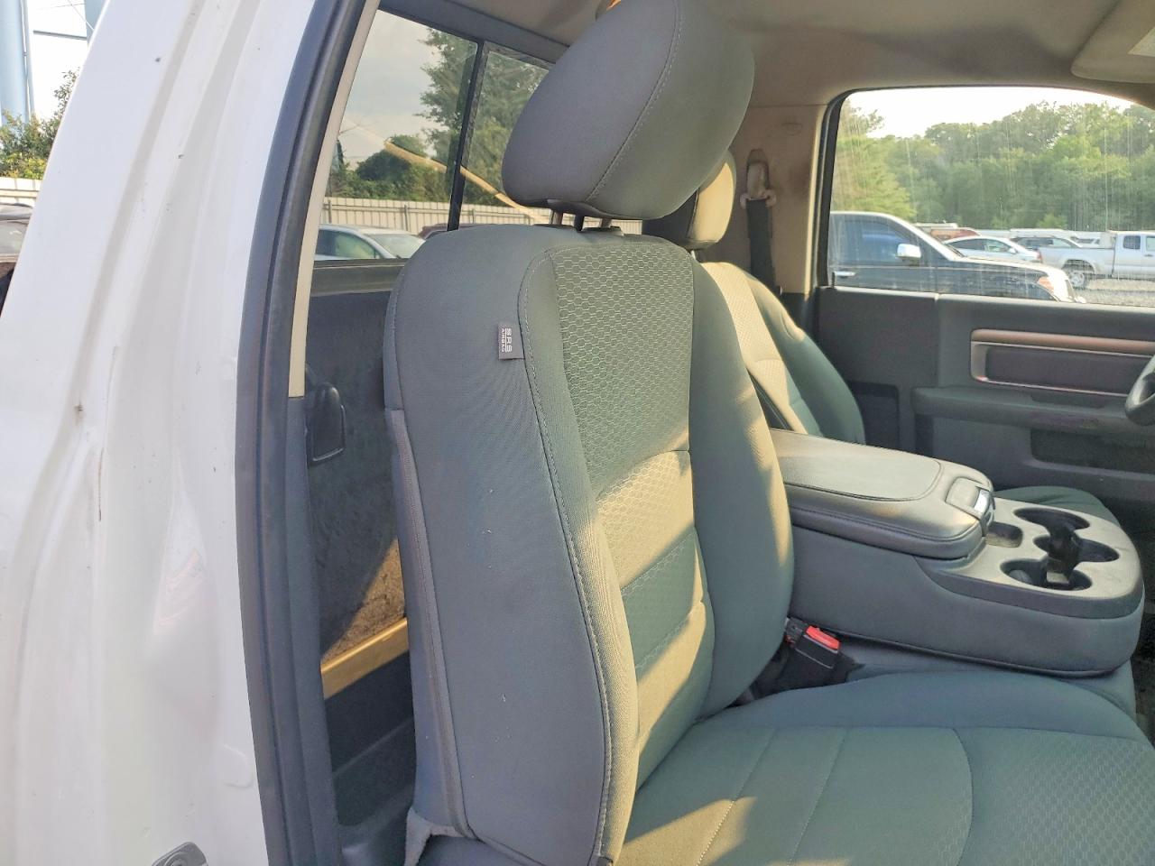 2015 Ram 1500 St White vin: 3C6JR6DTXFG531431