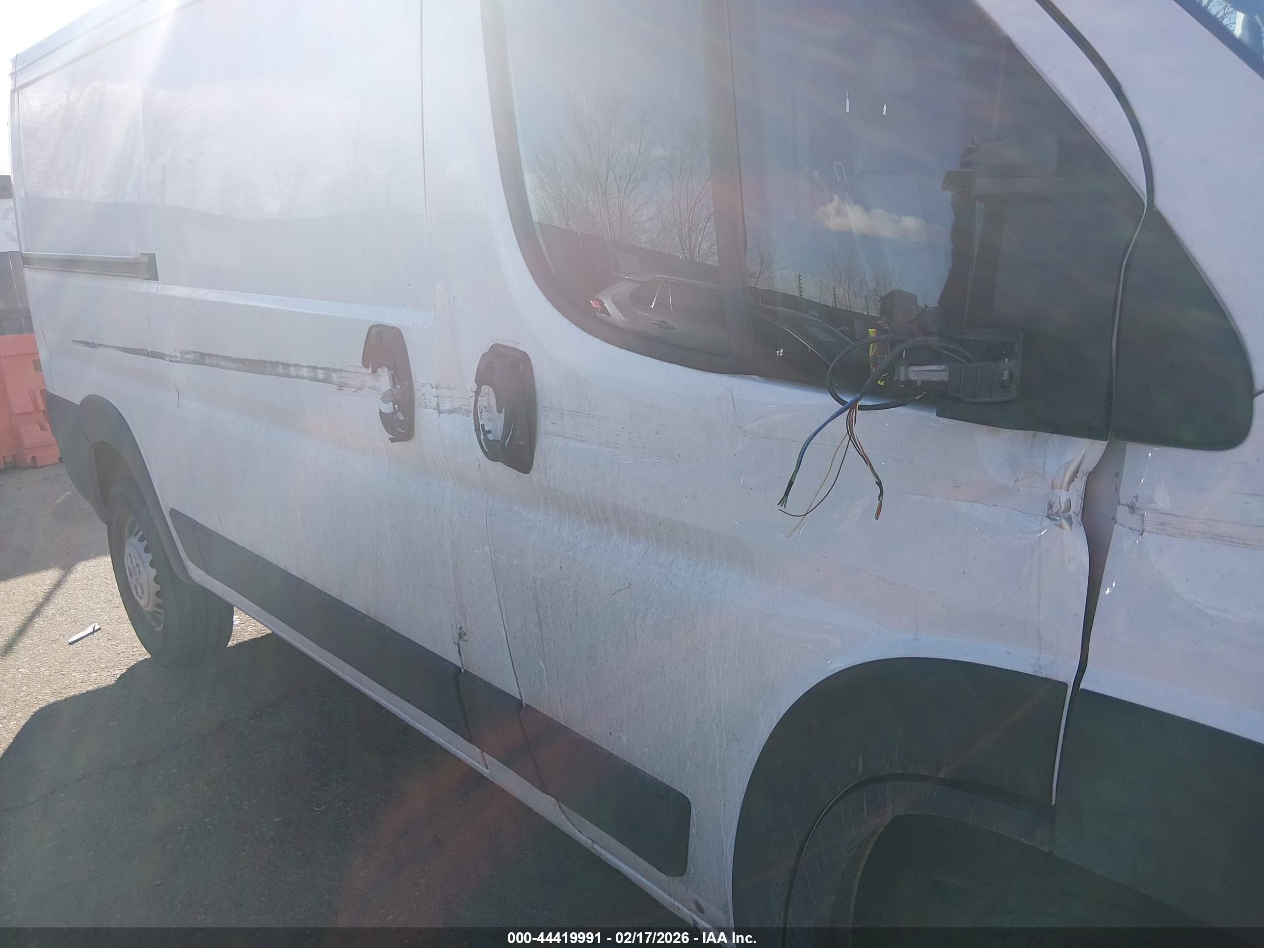 2025 Ram Promaster 2500 Tradesman Low Roof 136 Wb W/pass Seat White vin: 3C6LRVVGXSE512209