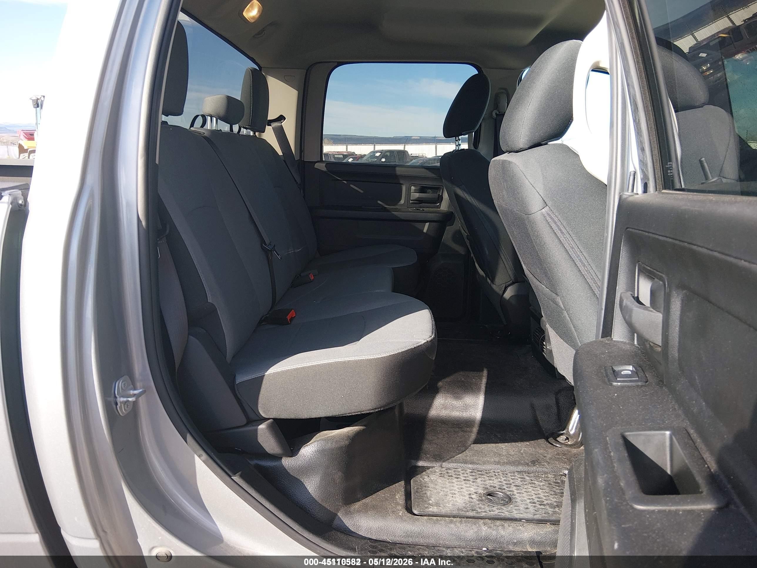 2021 Ram 1500 Classic Tradesman  4x4 5'7 Box Серебряный vin: 3C6RR7KG8MG664104