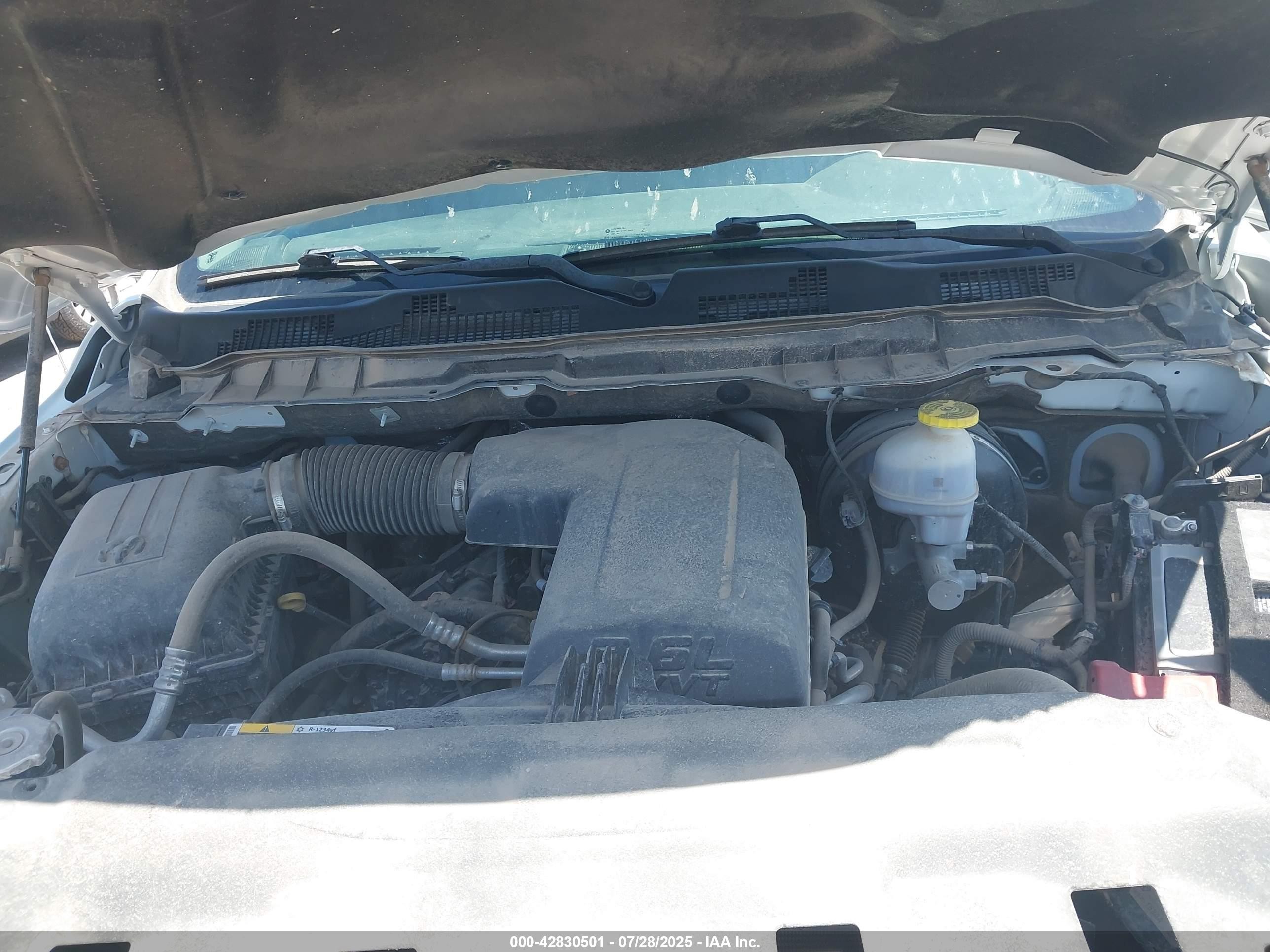 2022 Ram 1500 Classic Tradesman  4x4 5'7 Box Белый vin: 3C6RR7KGXNG302129