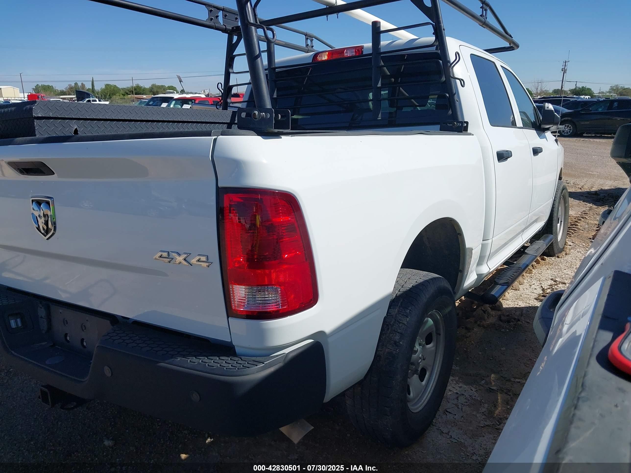 2022 Ram 1500 Classic Tradesman  4x4 5'7 Box Белый vin: 3C6RR7KGXNG302129