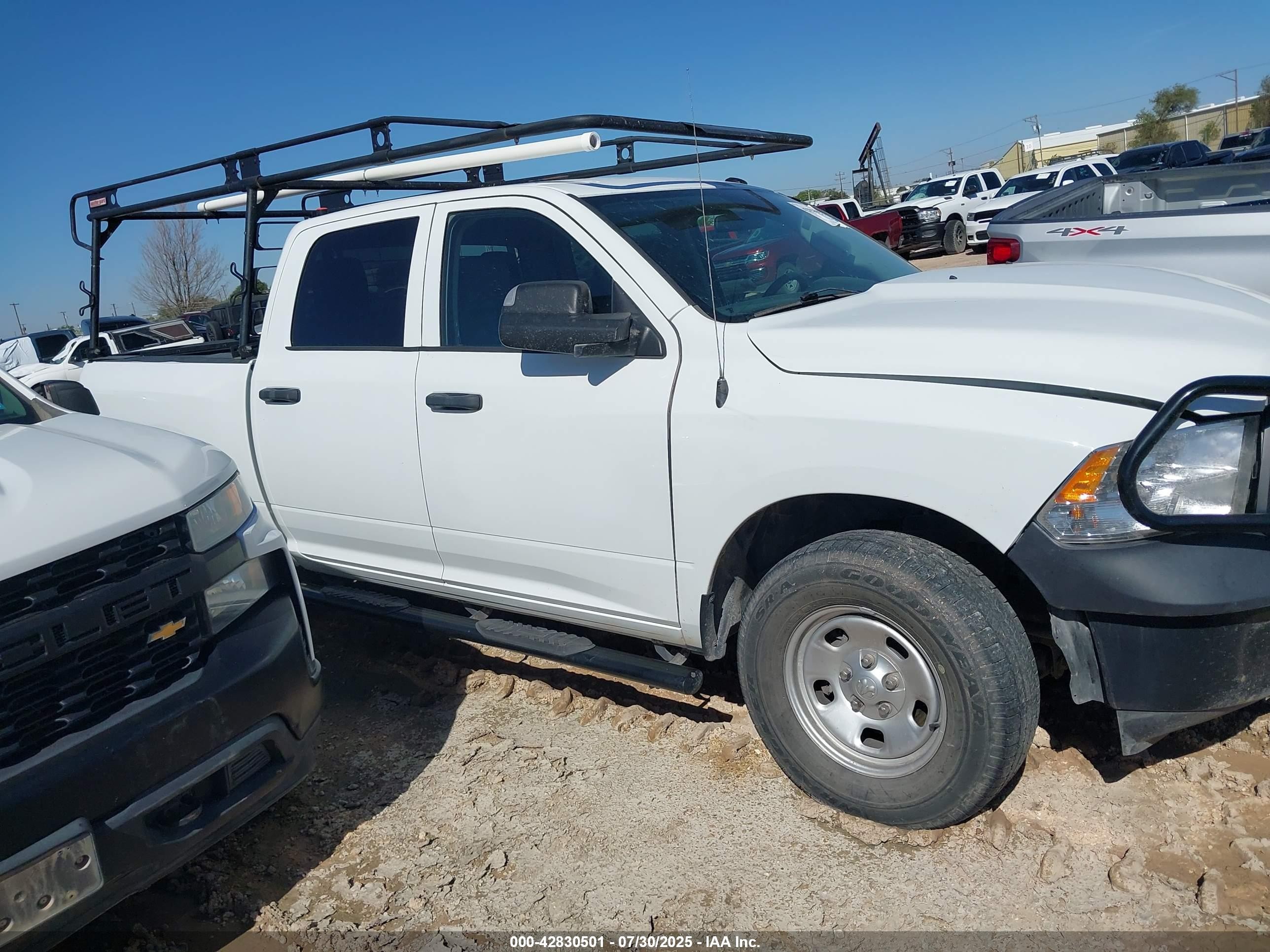 2022 Ram 1500 Classic Tradesman  4x4 5'7 Box Белый vin: 3C6RR7KGXNG302129