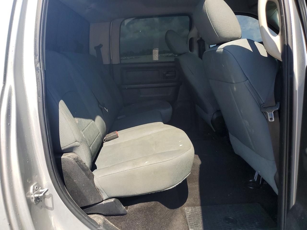 2015 Ram 1500 St Серебряный vin: 3C6RR7KT8FG700387
