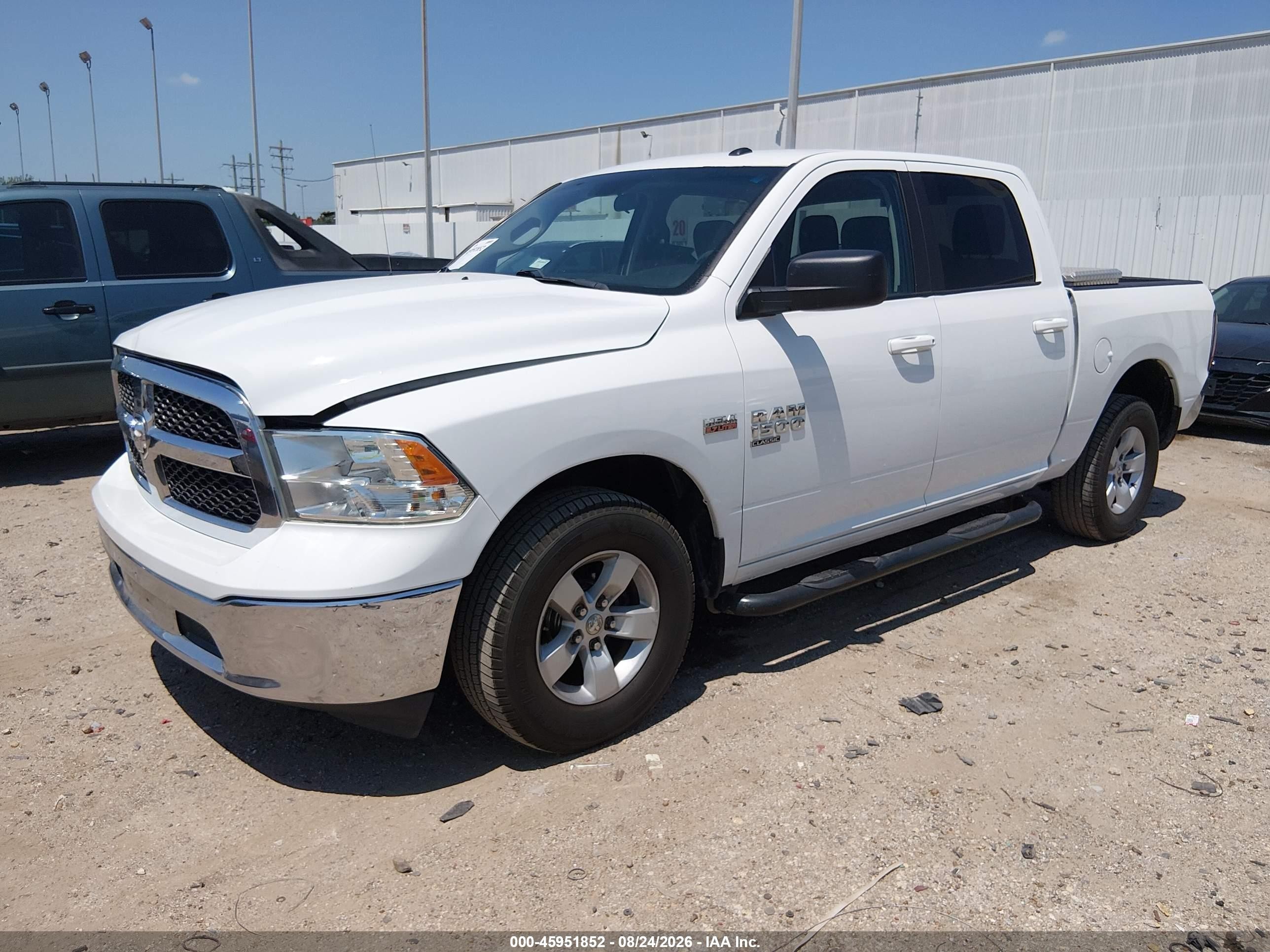 2021 Ram 1500 Classic Slt  4x4 5'7 Box Белый vin: 3C6RR7LT0MG548391