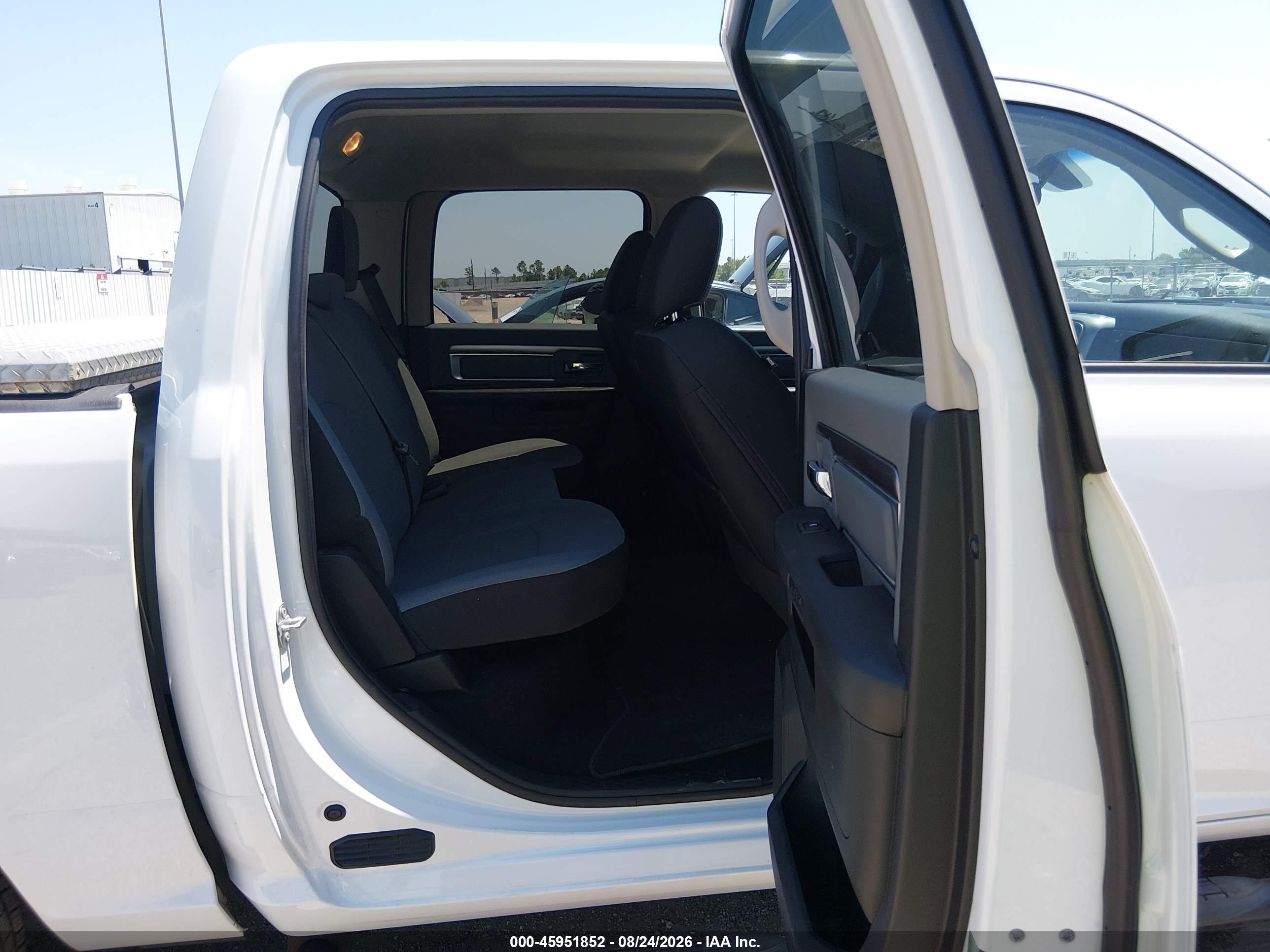 2021 Ram 1500 Classic Slt  4x4 5'7 Box Белый vin: 3C6RR7LT0MG548391