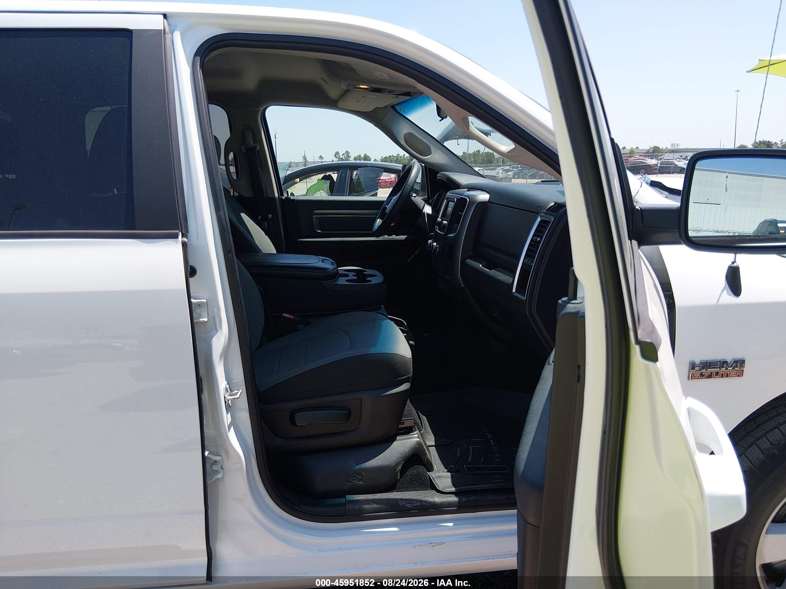 2021 Ram 1500 Classic Slt  4x4 5'7 Box Белый vin: 3C6RR7LT0MG548391