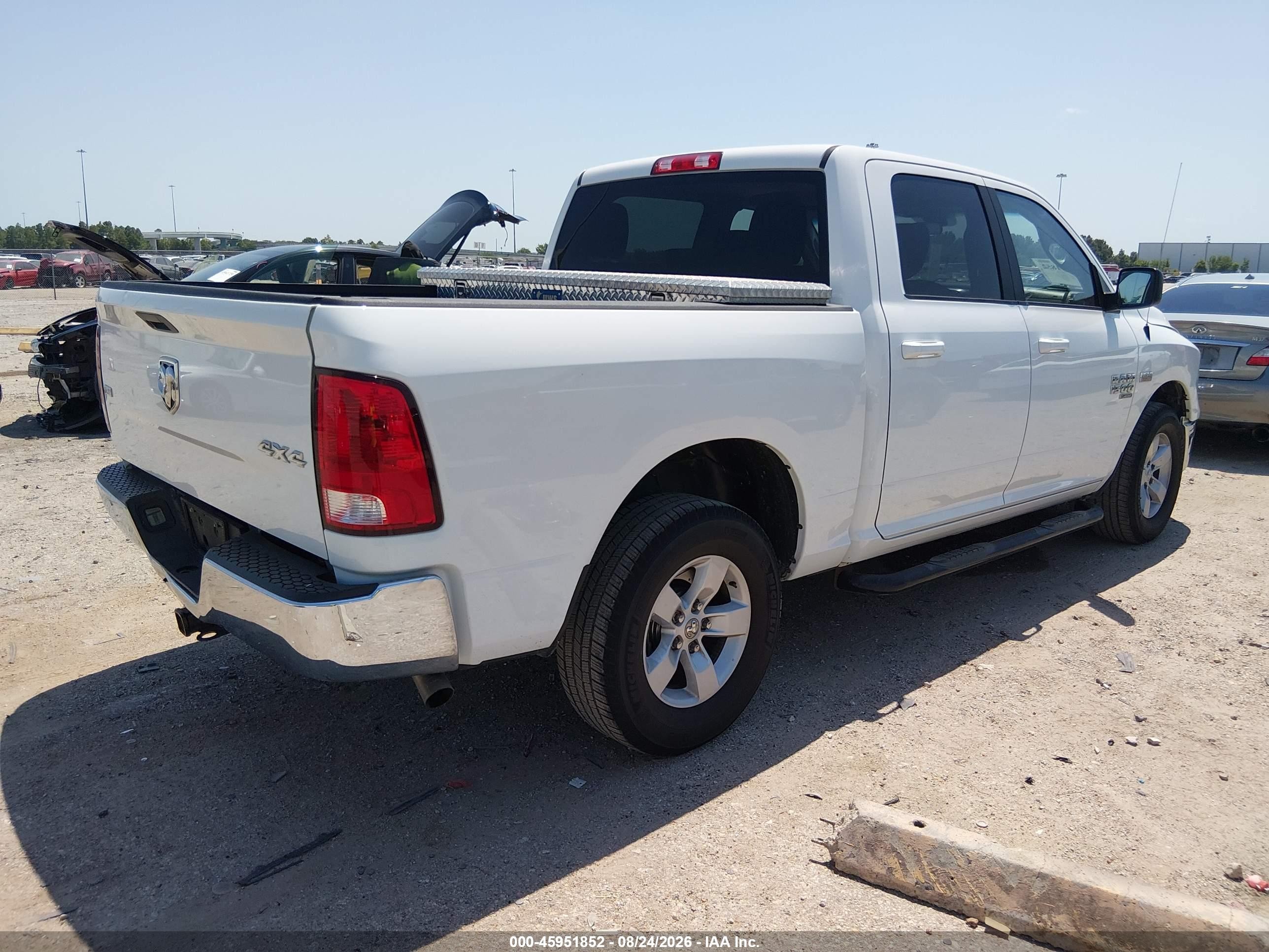2021 Ram 1500 Classic Slt  4x4 5'7 Box Белый vin: 3C6RR7LT0MG548391