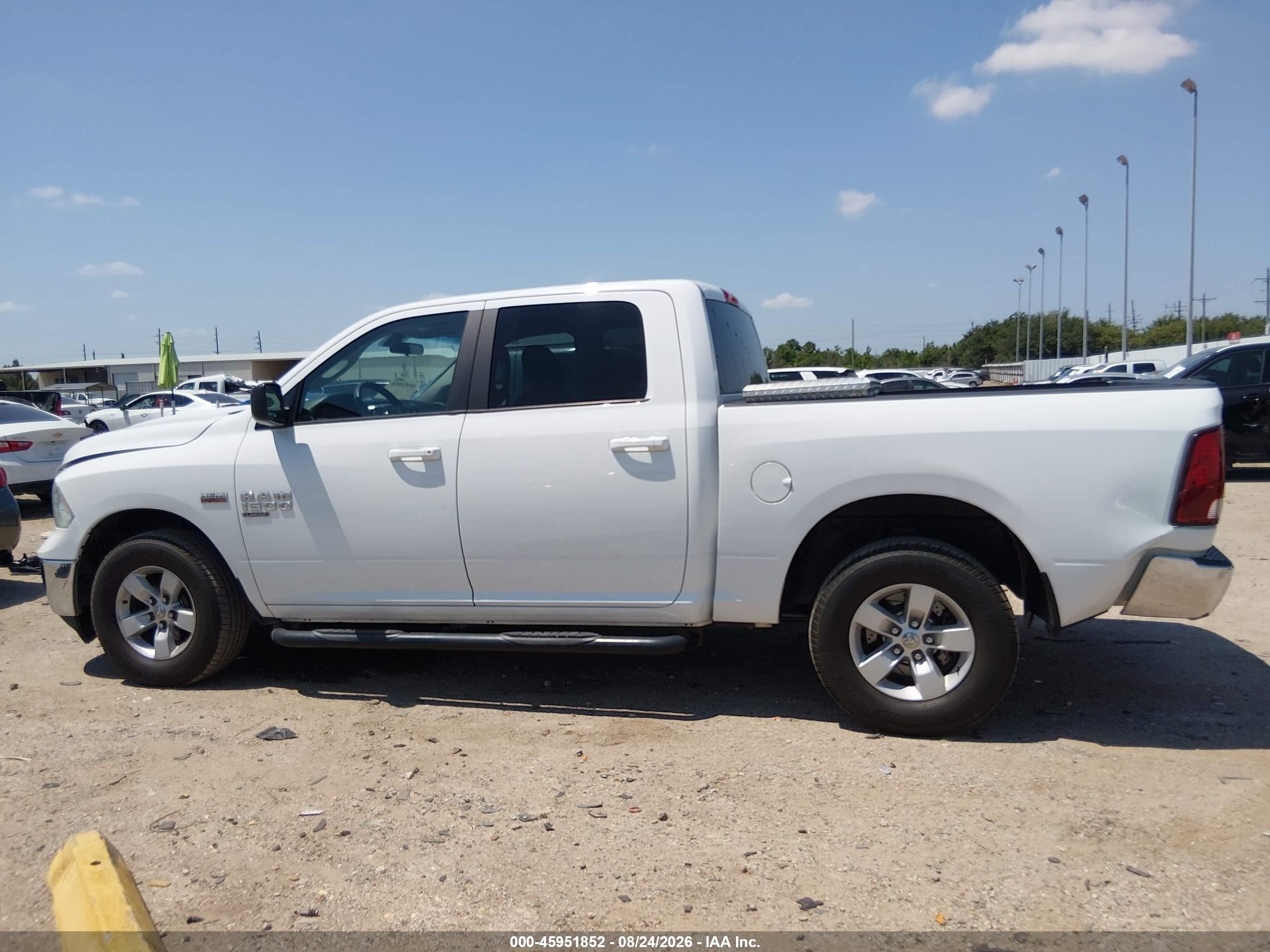 2021 Ram 1500 Classic Slt  4x4 5'7 Box Белый vin: 3C6RR7LT0MG548391