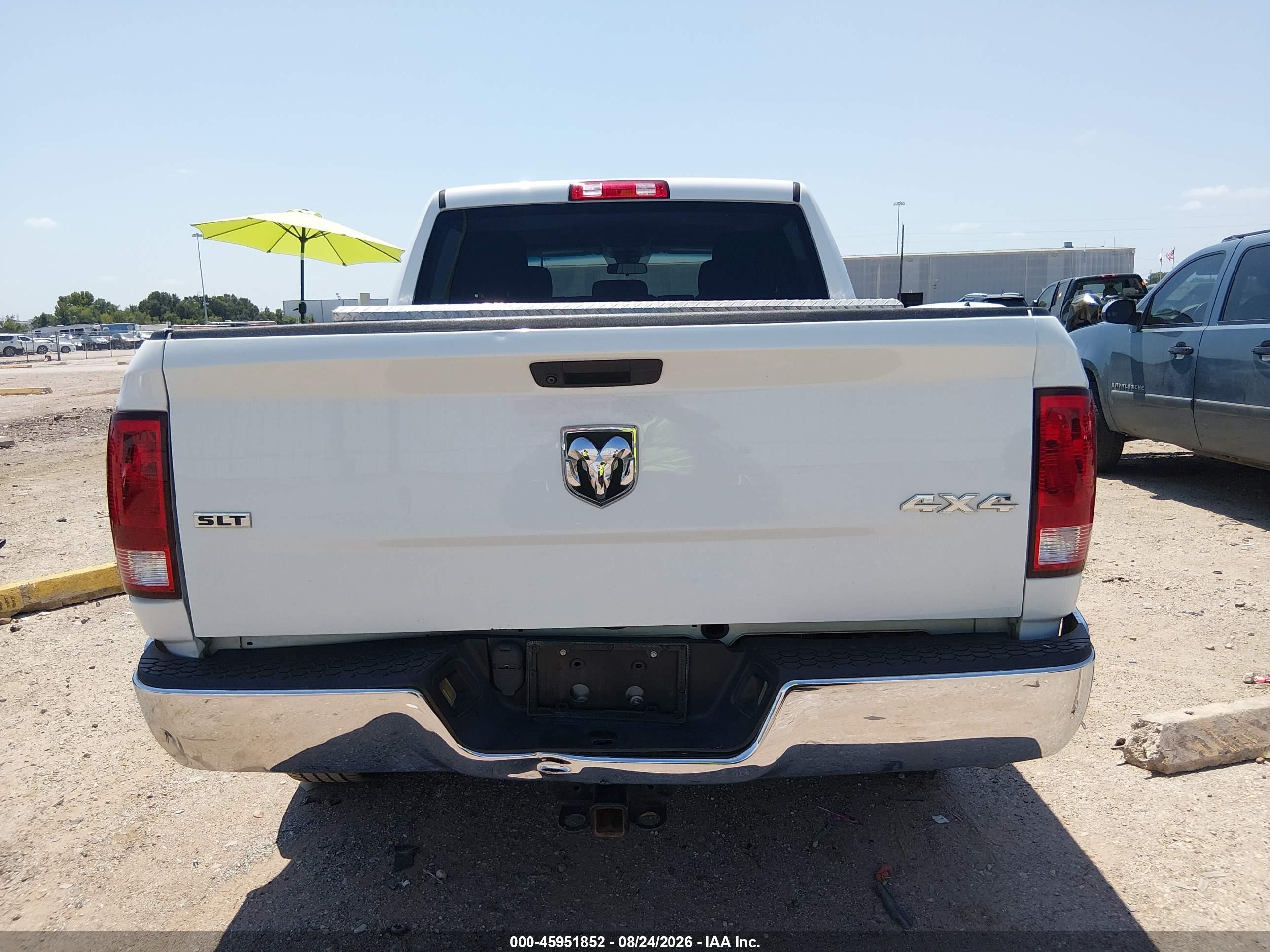 2021 Ram 1500 Classic Slt  4x4 5'7 Box Белый vin: 3C6RR7LT0MG548391