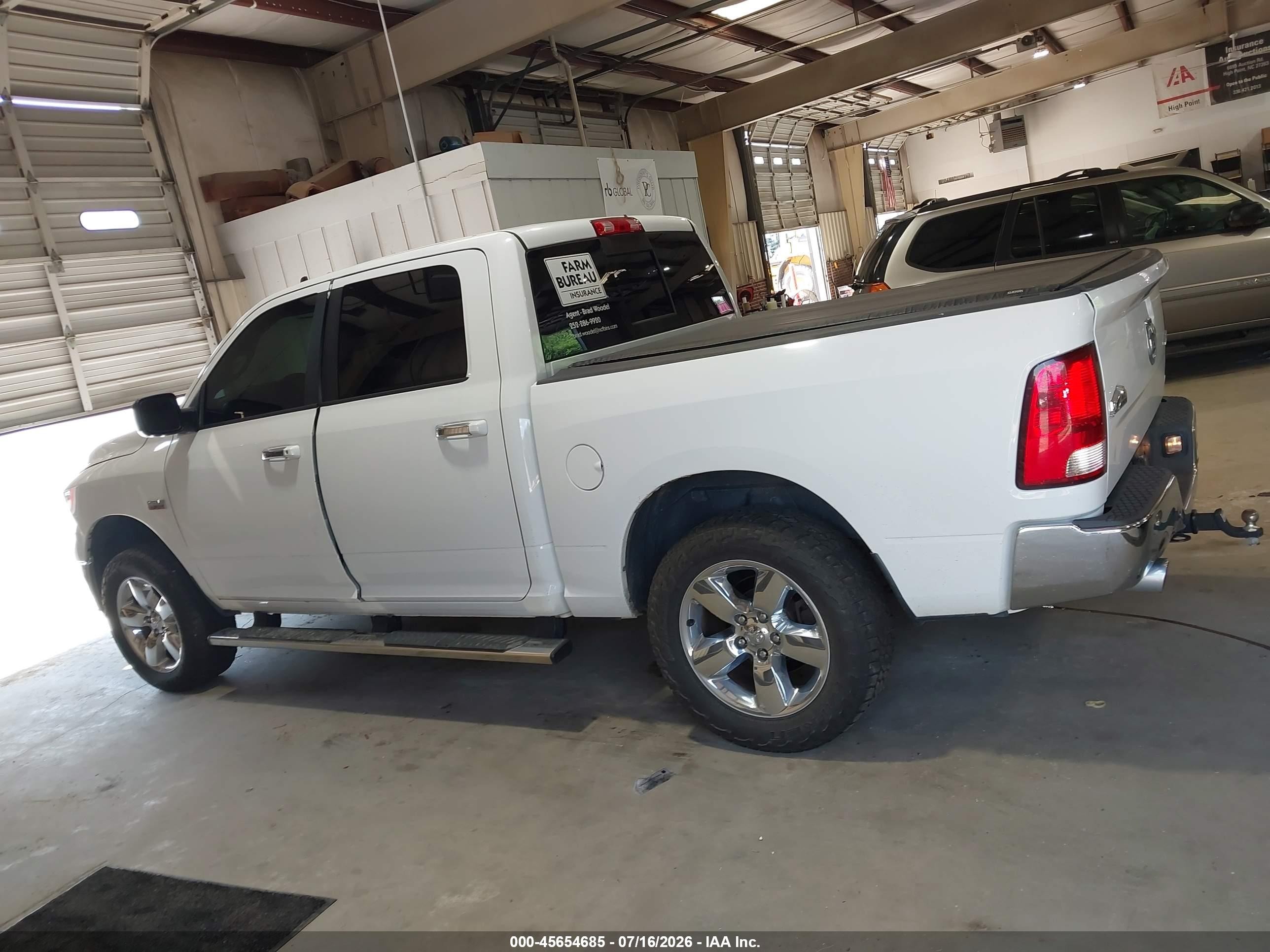 2015 Ram 1500 Big Horn White vin: 3C6RR7LT2FG666221