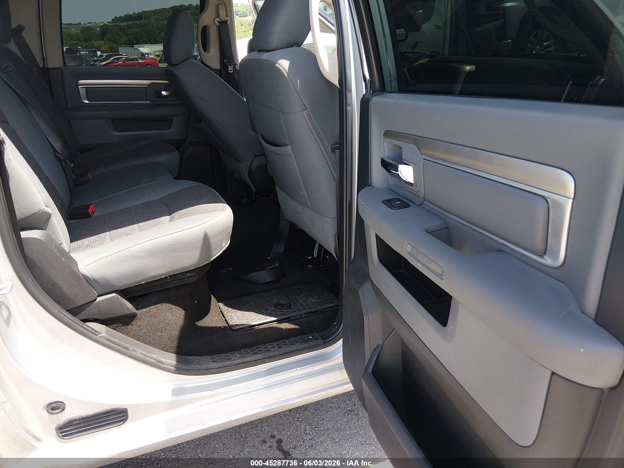 2015 Ram 1500 Big Horn Silver vin: 3C6RR7LT4FG596687