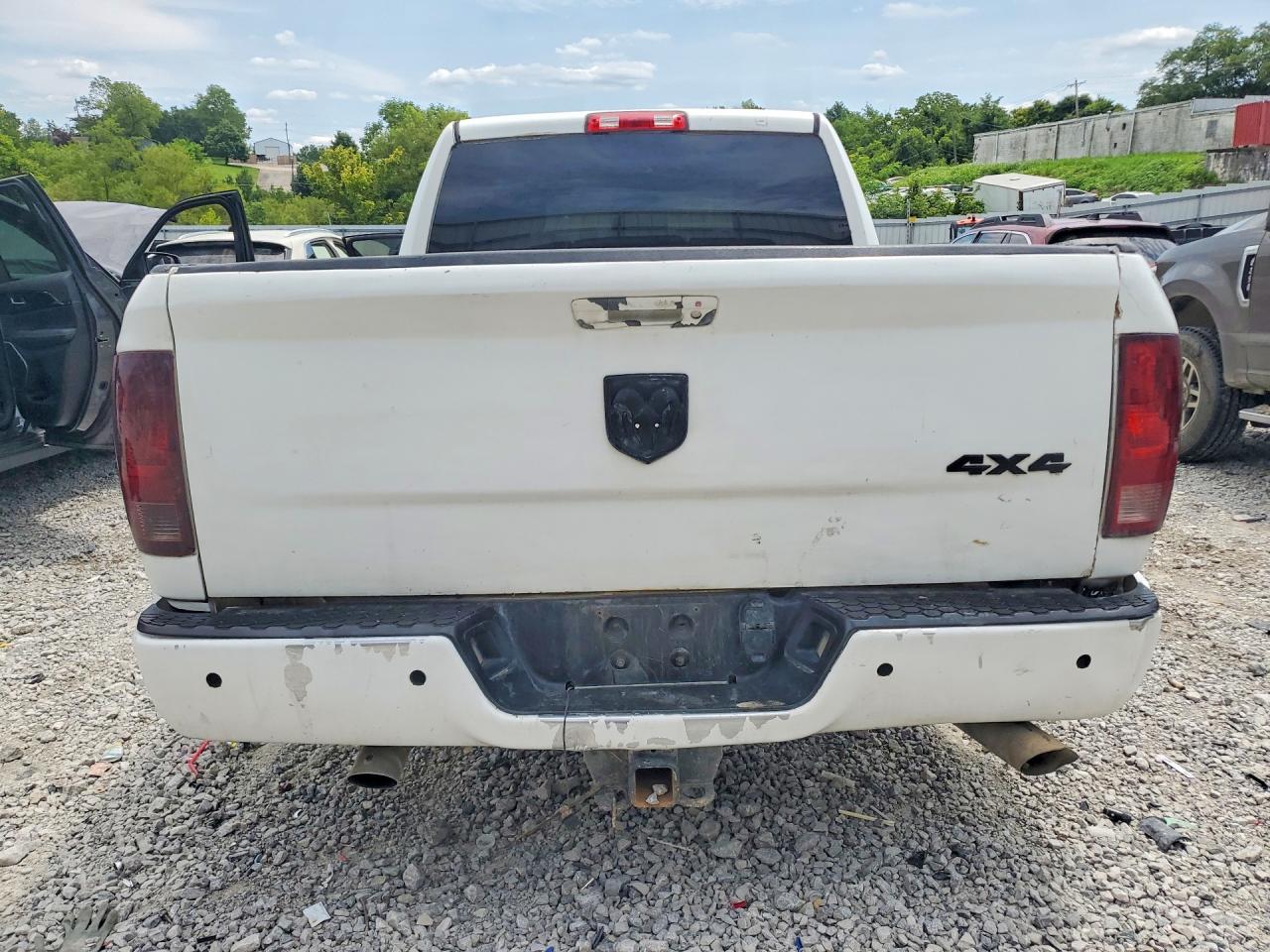 2015 Ram 2500 St White vin: 3C6TR5CT9FG585677