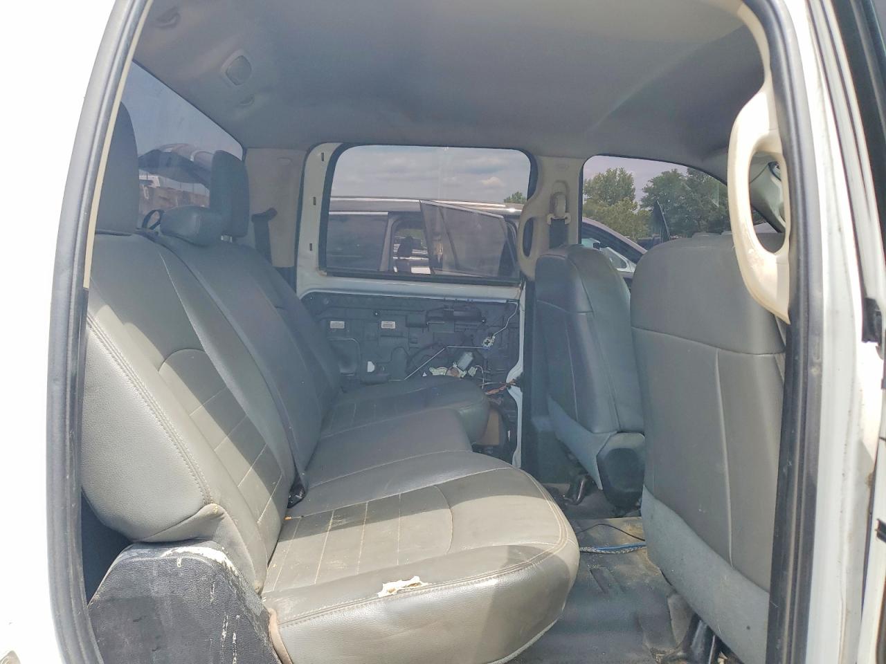 2015 Ram 2500 St White vin: 3C6TR5CT9FG585677