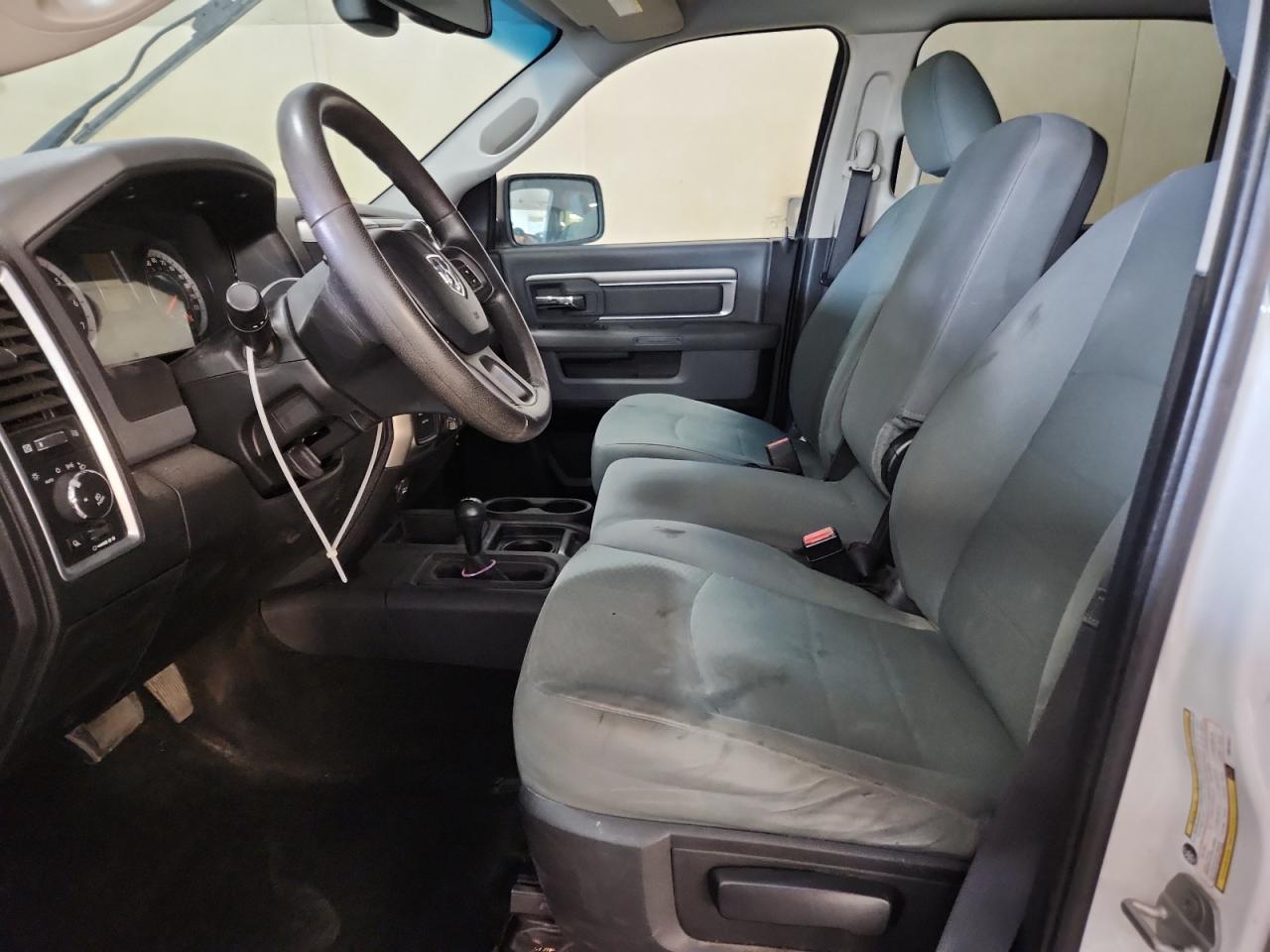 2015 Ram 2500 Powerwagon Белый vin: 3C6TR5EJ3FG514311 Damage: Left Front Seat Cushion, Stained, Permanent