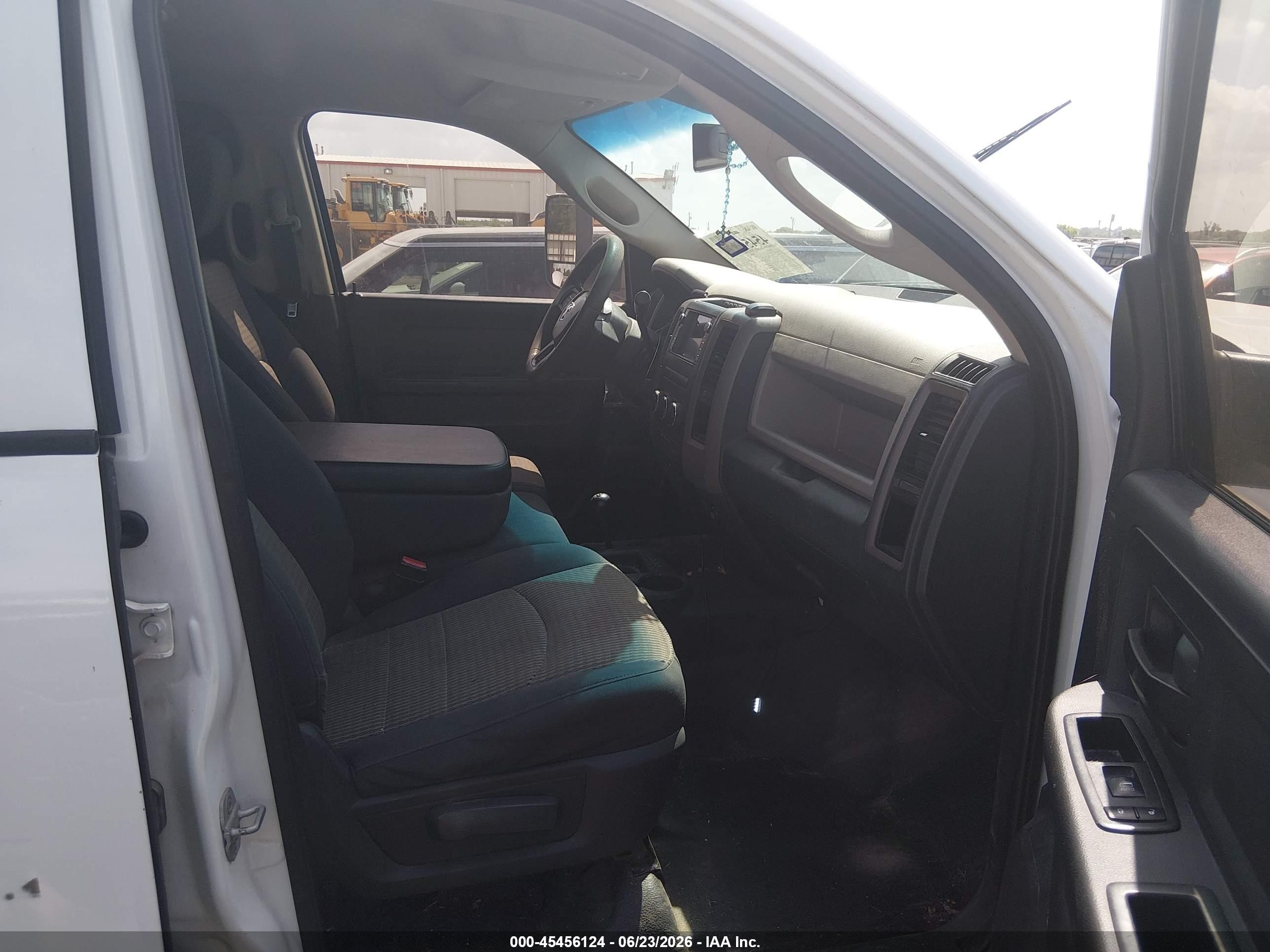 2012 Ram 2500 St White vin: 3C6UD5HL9CG284088