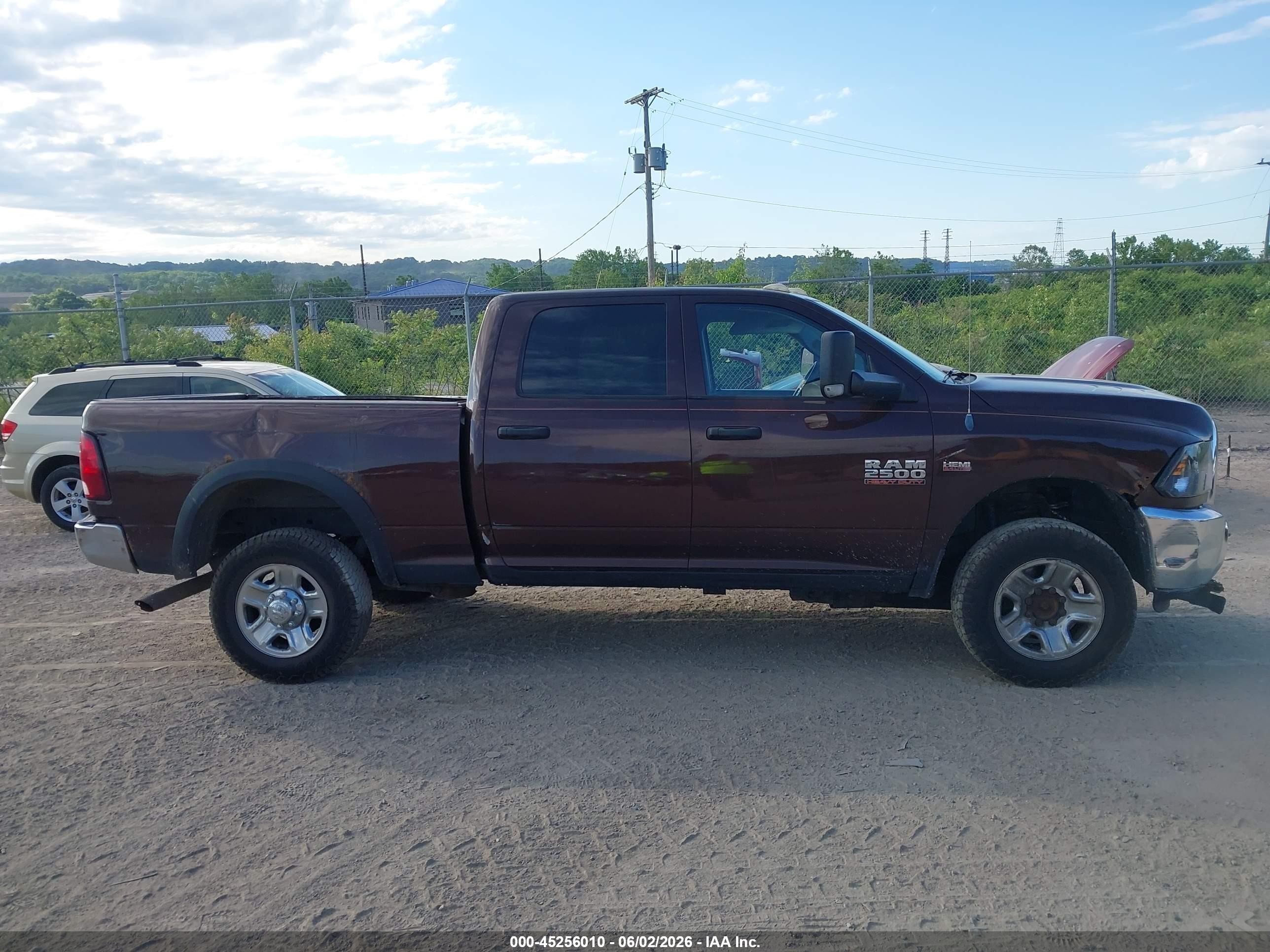 2014 Ram 2500 Tradesman Burgundy vin: 3C6UR5CJ1EG137550