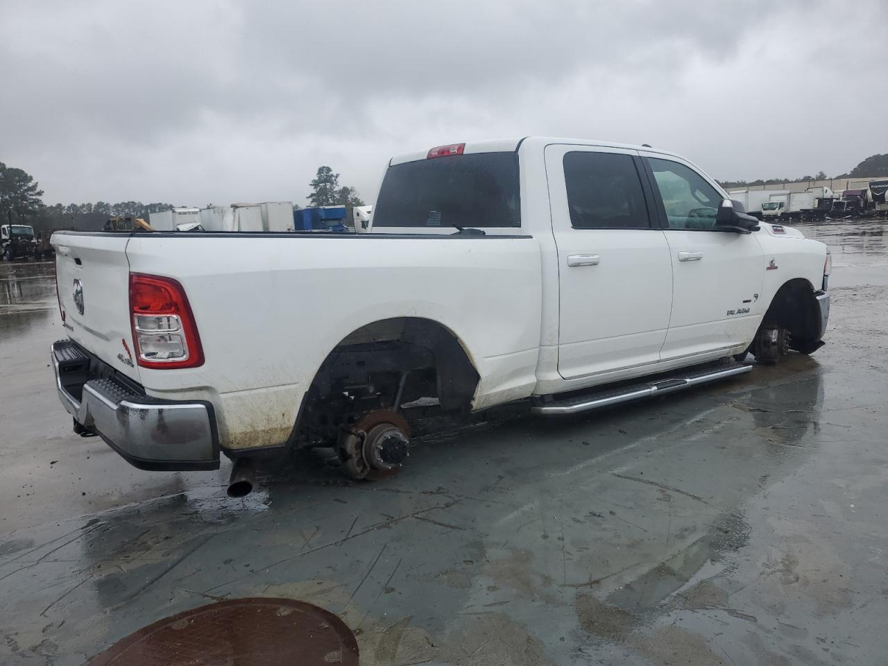 2022 Ram 2500 Big Horn/lone Star White vin: 3C6UR5DL2NG178642 Damage: Right Running Board, Broken, Replacement Required