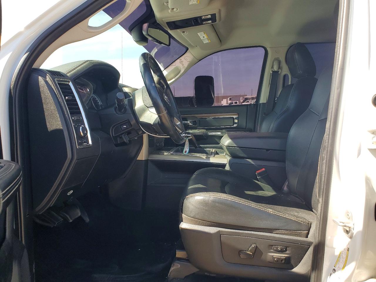 2013 Ram 2500 Laramie White vin: 3C6UR5FL1DG573276