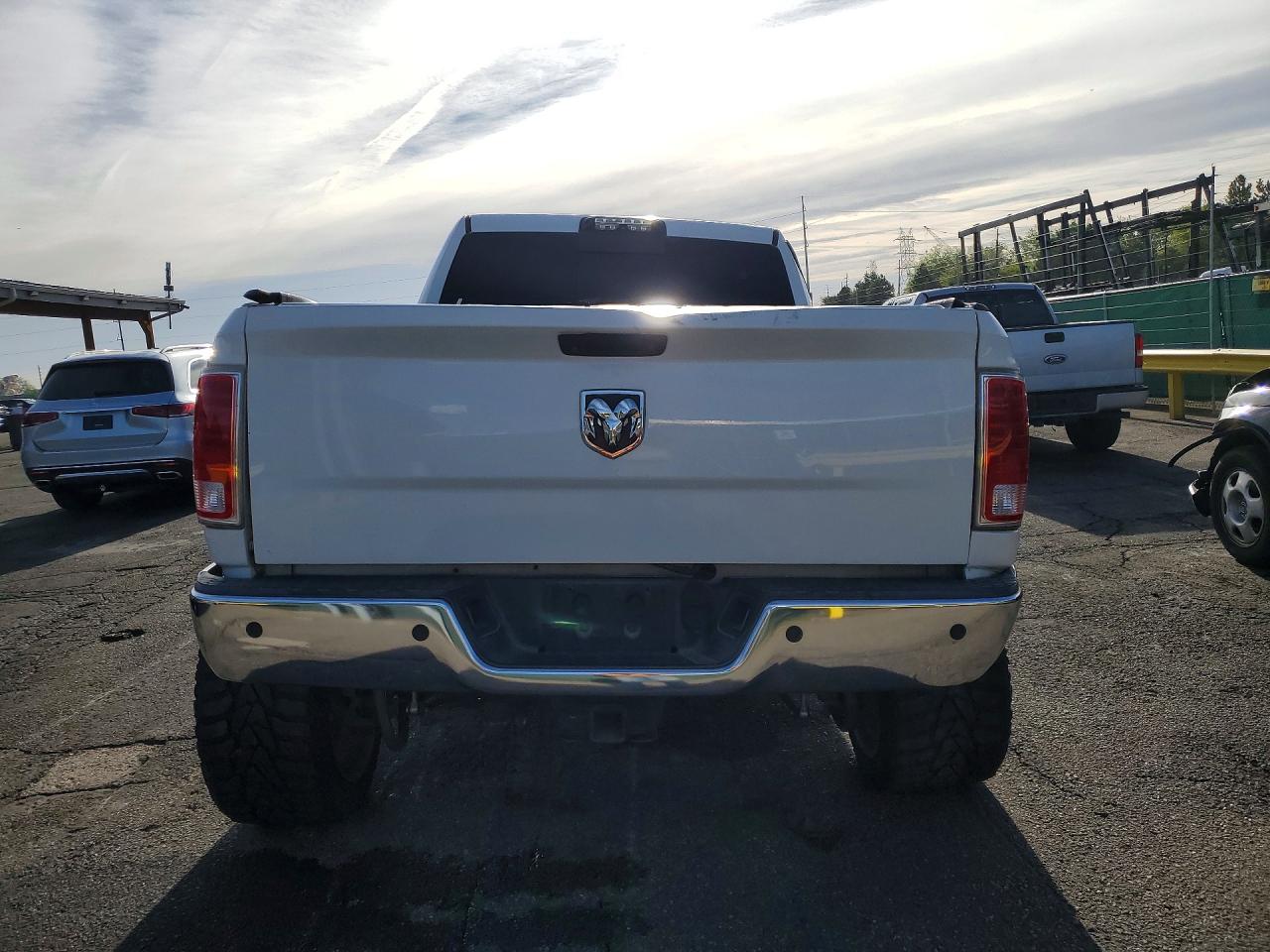 2015 Ram 2500 Laramie White vin: 3C6UR5FL6FG570604