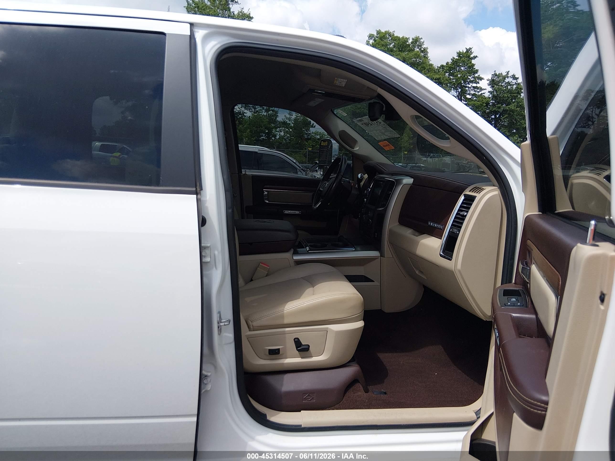 2013 Ram 2500 Laramie White vin: 3C6UR5FLXDG560719