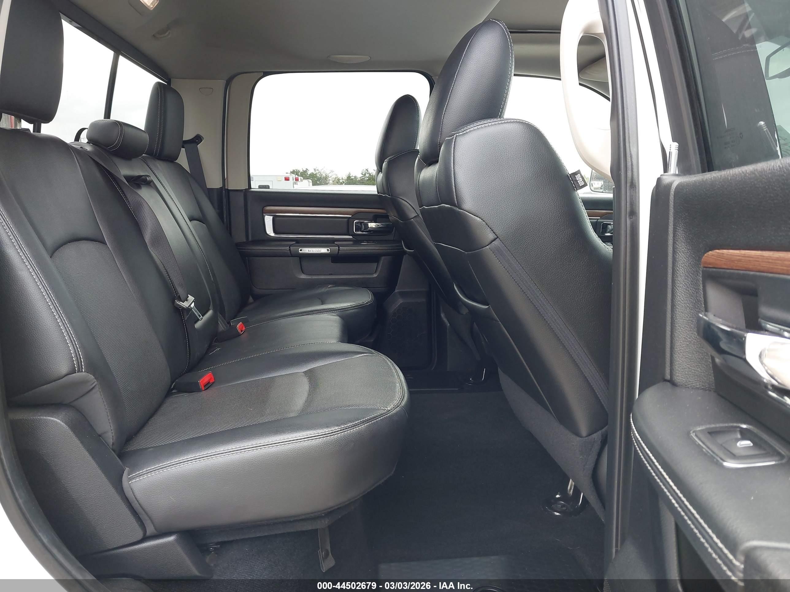 2014 Ram 2500 Laramie White vin: 3C6UR5FLXEG183164