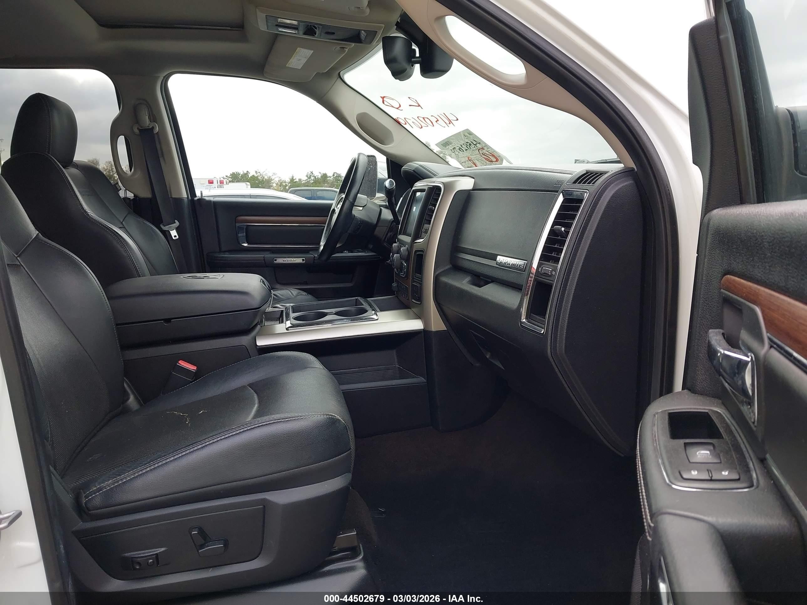 2014 Ram 2500 Laramie White vin: 3C6UR5FLXEG183164