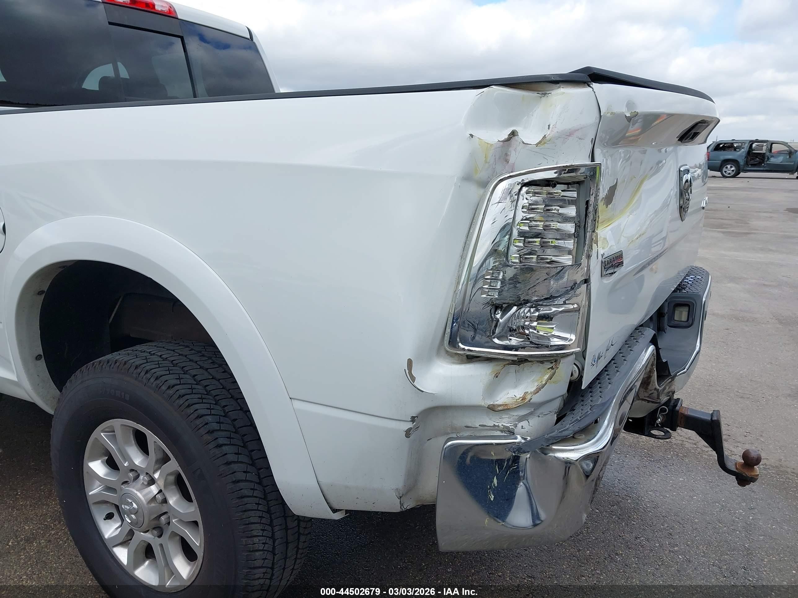 2014 Ram 2500 Laramie White vin: 3C6UR5FLXEG183164