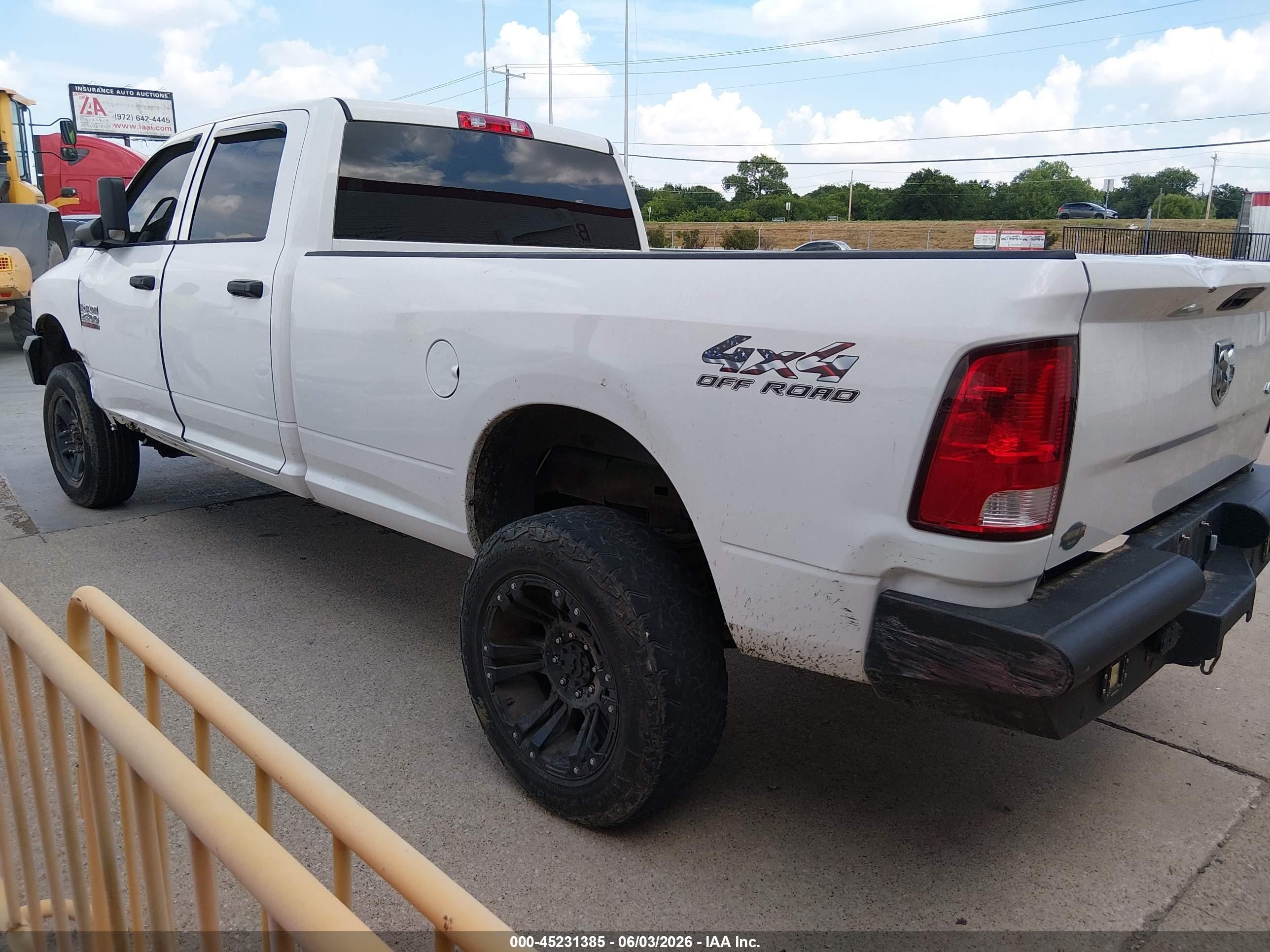2018 Ram 2500 Tradesman  4x4 8' Box White vin: 3C6UR5HL9JG314141