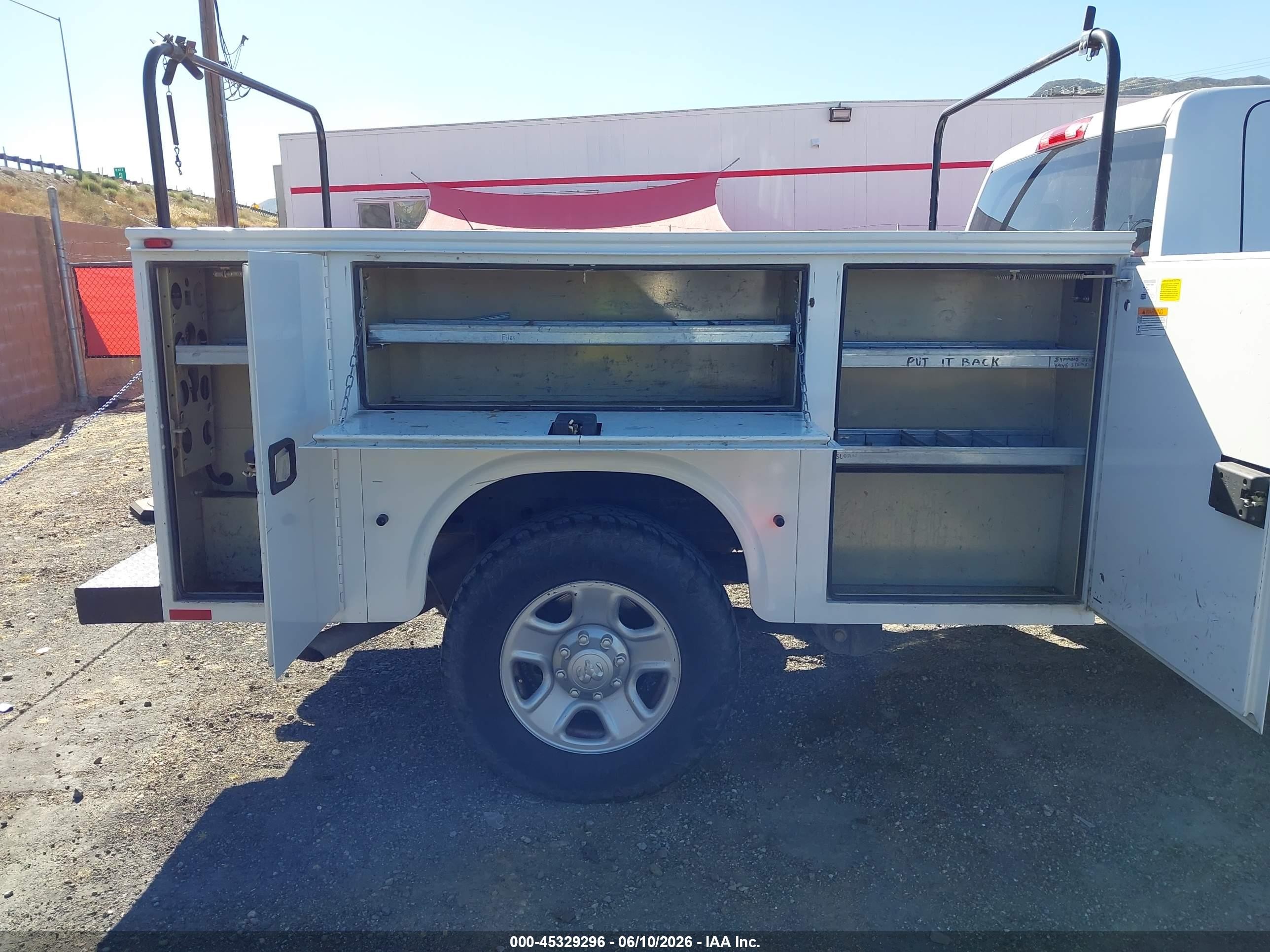 2015 Ram 2500 Tradesman White vin: 3C7WR4AT1FG704828