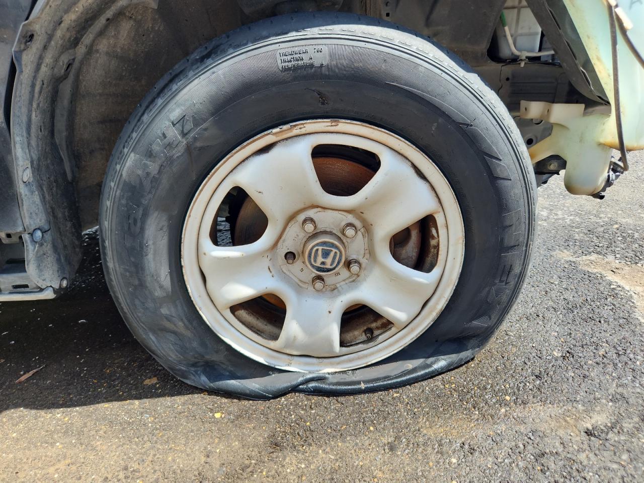 2015 Honda Cr-v Lx Black vin: 3CZRM3H3XFG709478 Damage: Right Front Tire, Cut, Replacement Required