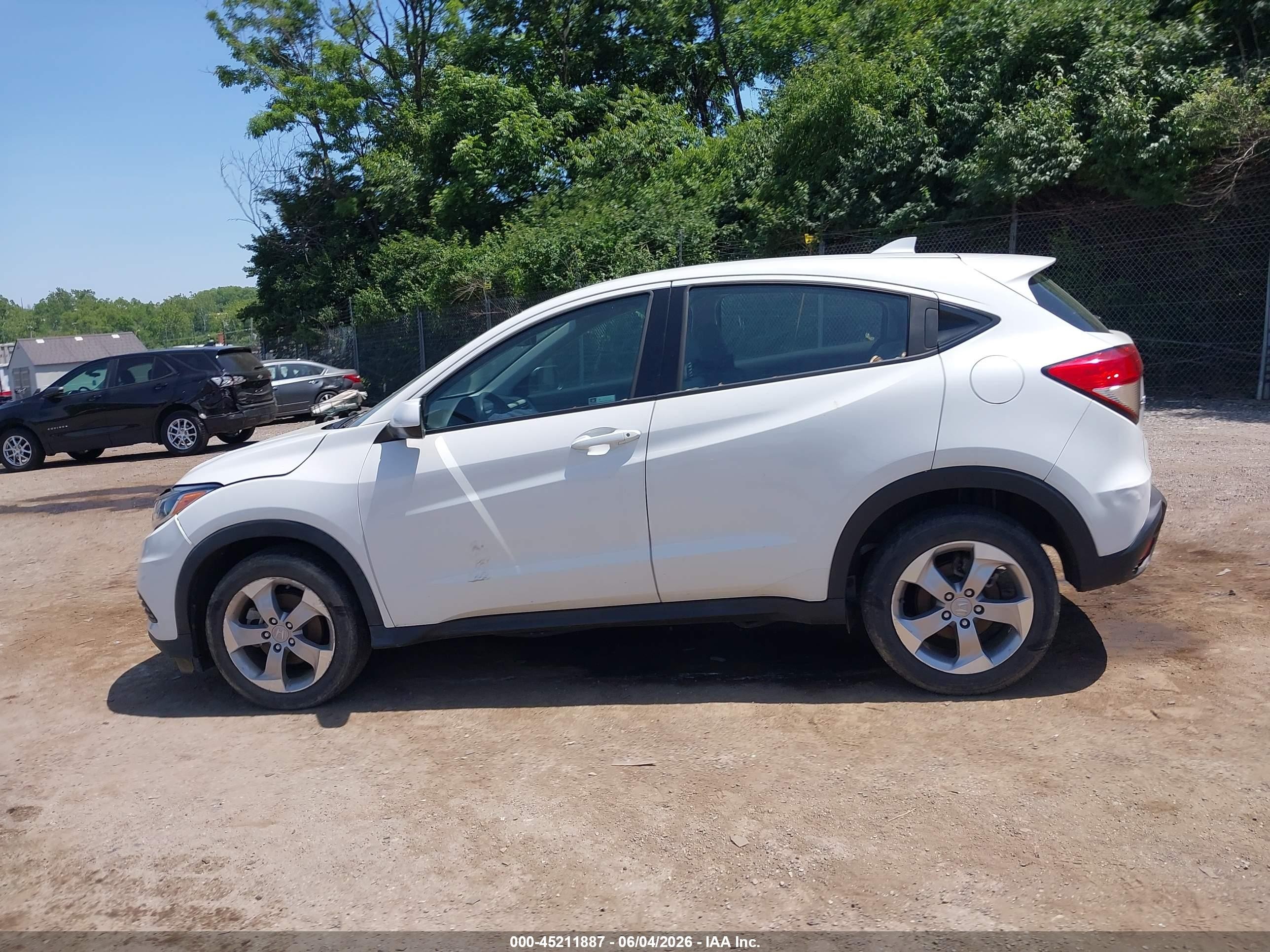 2021 Honda Hr-v Awd Lx White vin: 3CZRU6H31MM746449