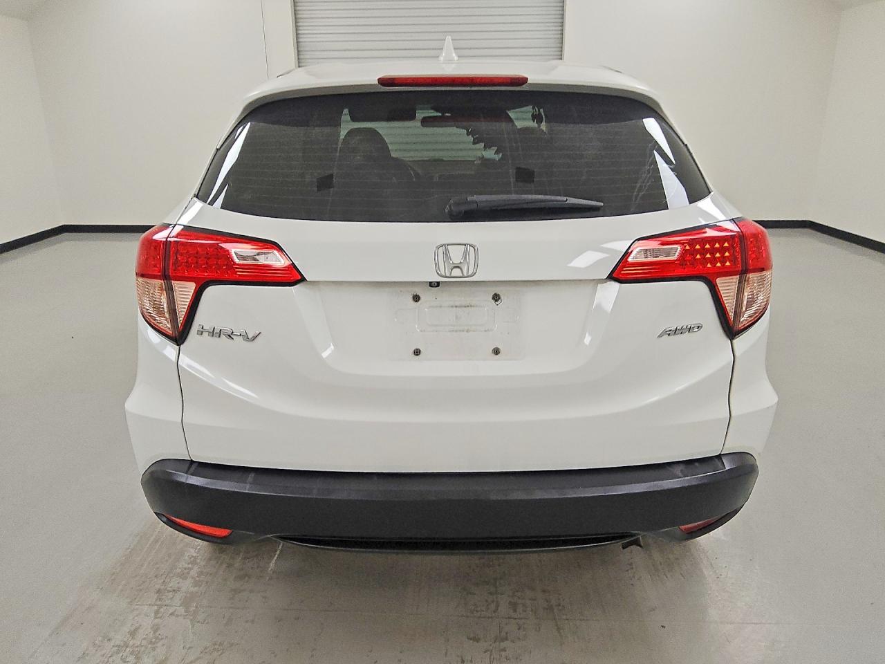 2018 Honda Hr-v Lx White vin: 3CZRU6H32JM717330
