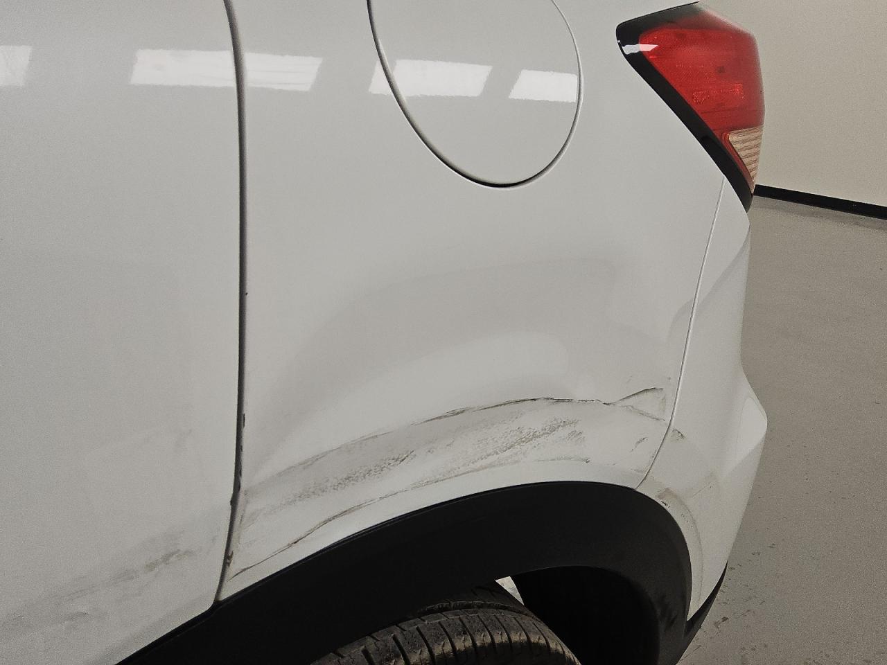 2018 Honda Hr-v Lx White vin: 3CZRU6H32JM717330 Damage: Left Qtr Panel, Dent(S) W/ Paint Dmg, > 12 Inches