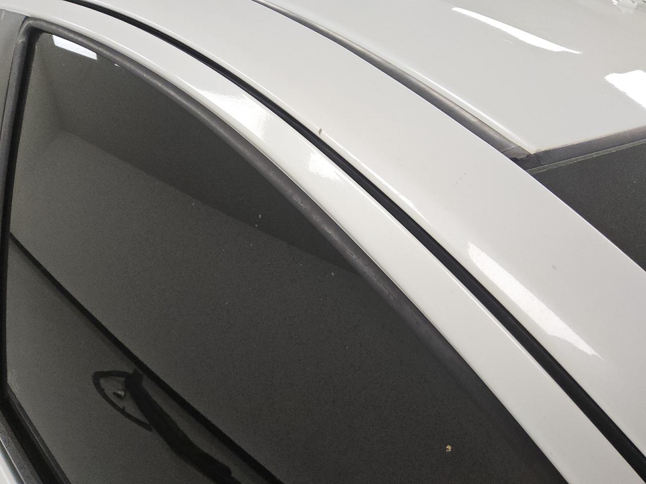 2018 Honda Hr-v Lx White vin: 3CZRU6H32JM717330 Damage: Right Drip Rail, Chipped, 2