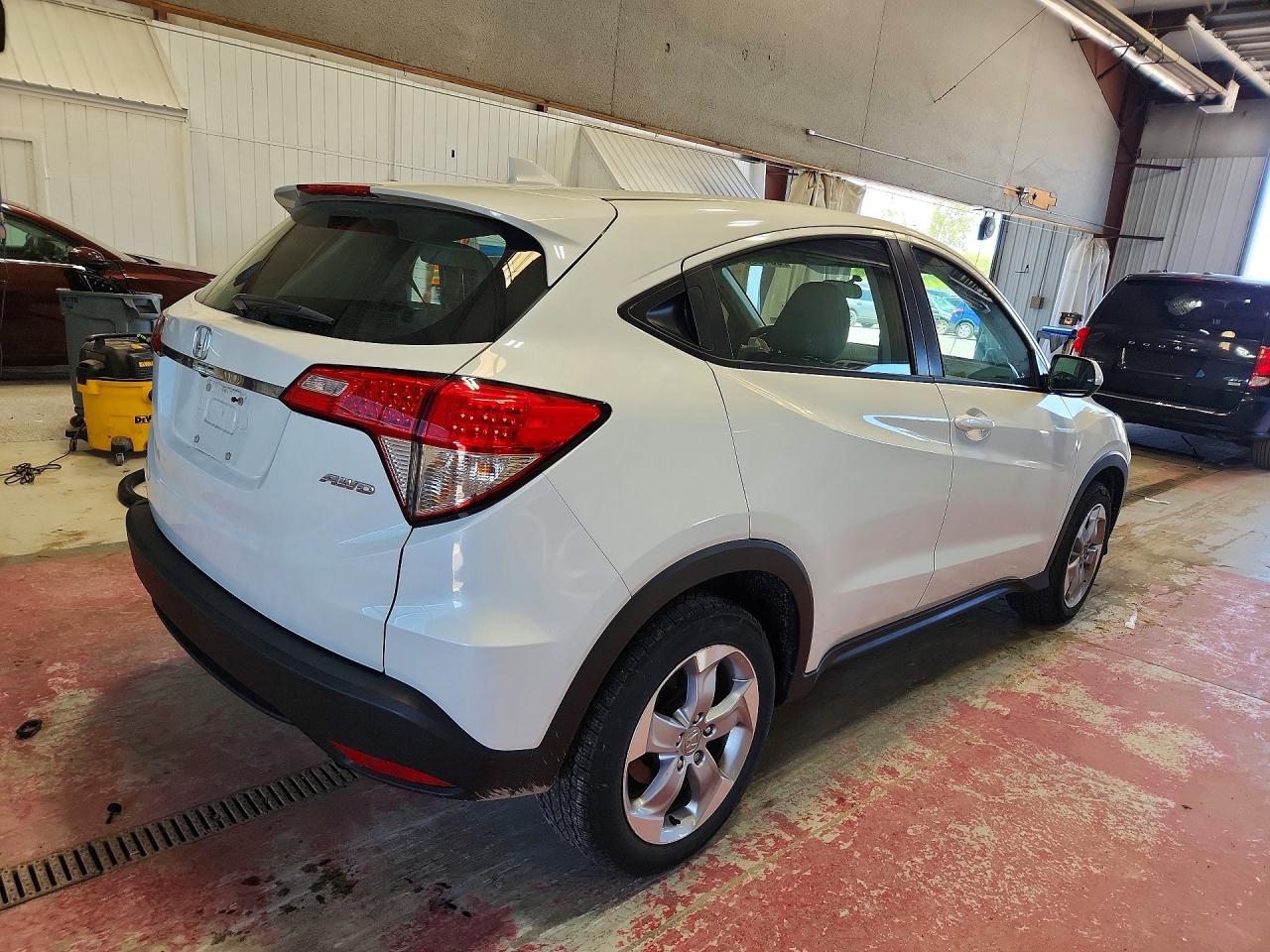 2020 Honda Hr-v Lx White vin: 3CZRU6H35LM701576