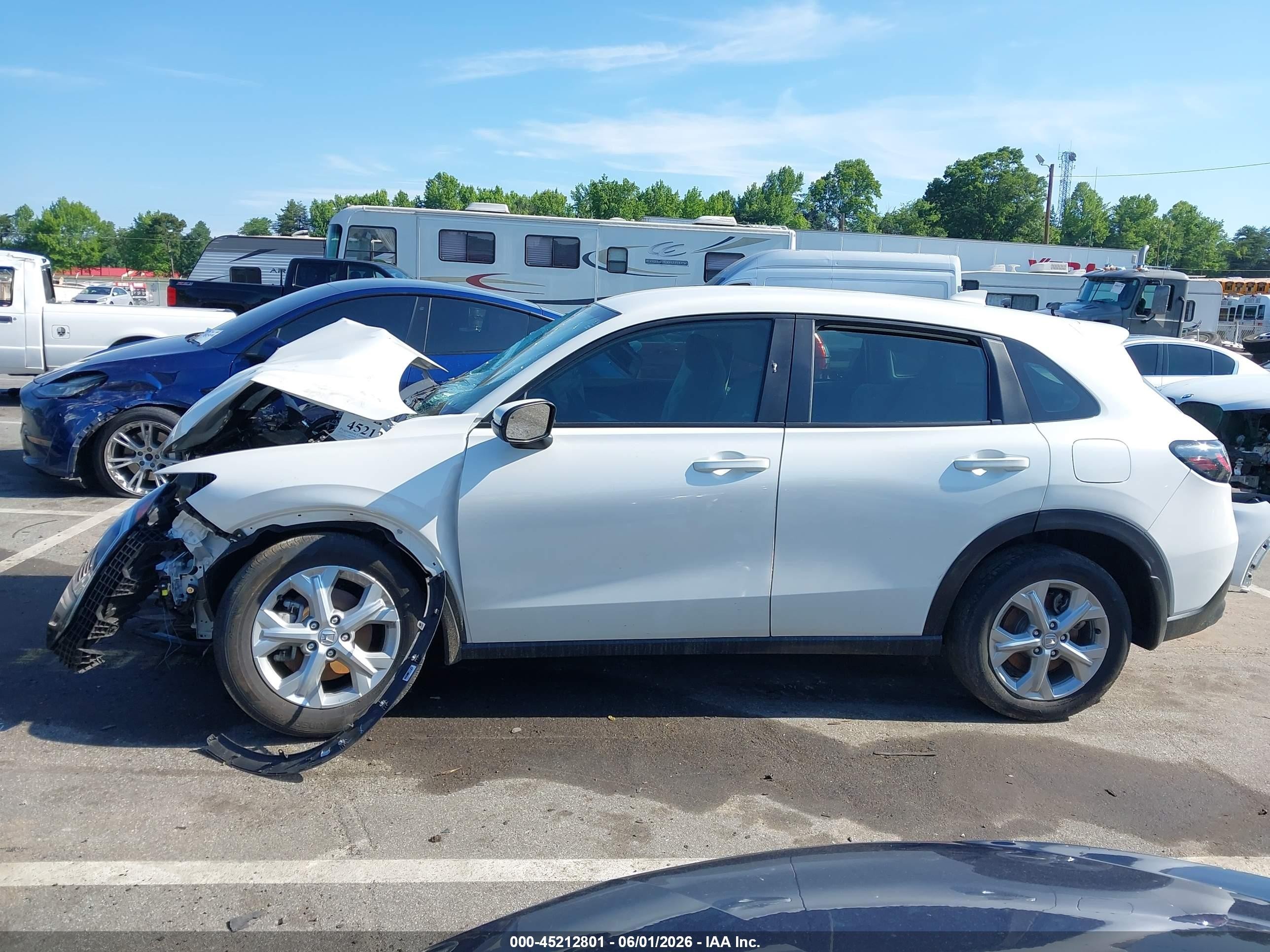 2025 Honda Hr-v 2wd Lx White vin: 3CZRZ1H32SM759289