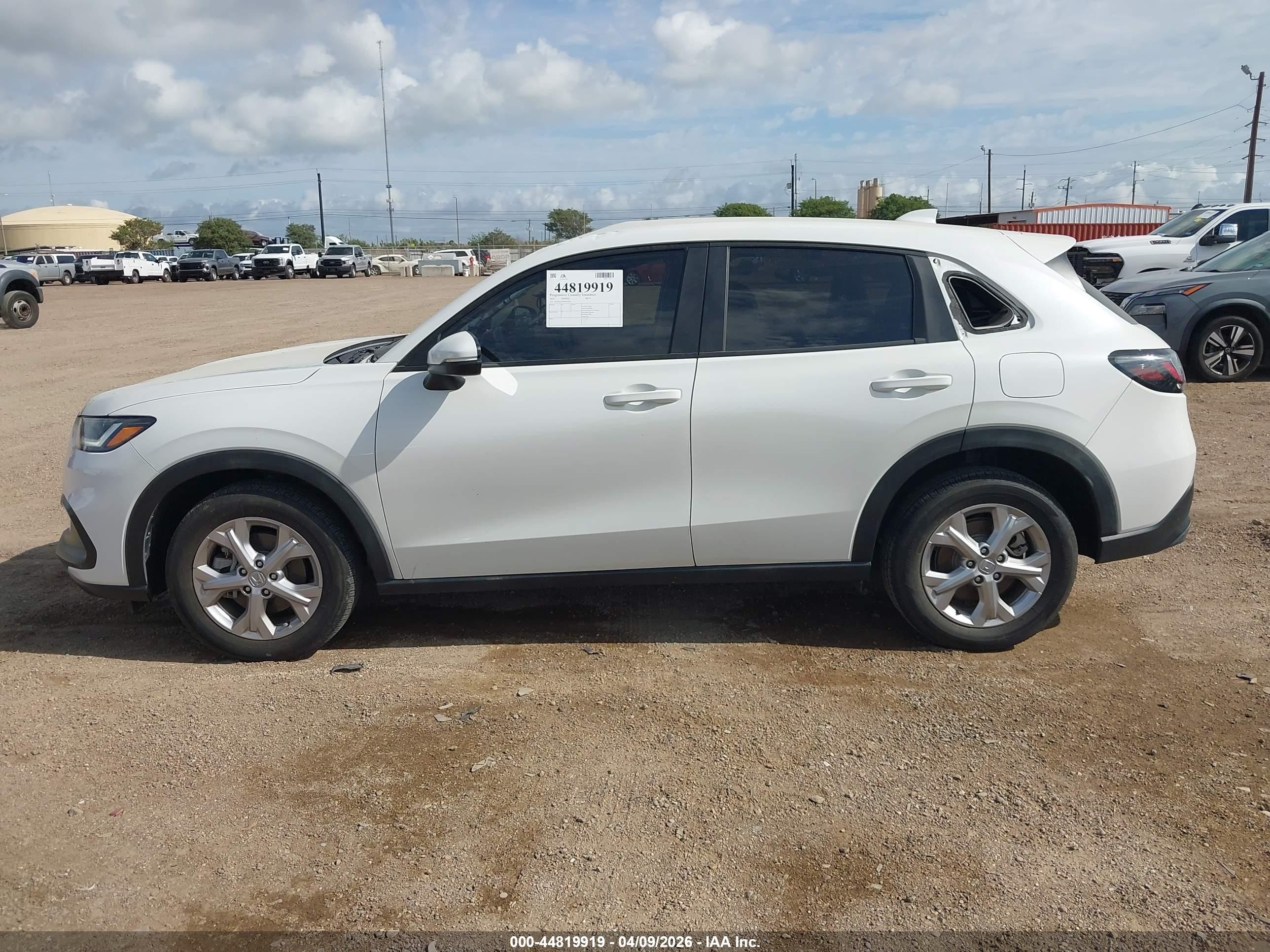 2024 Honda Hr-v Awd Lx White vin: 3CZRZ2H3XRM715931