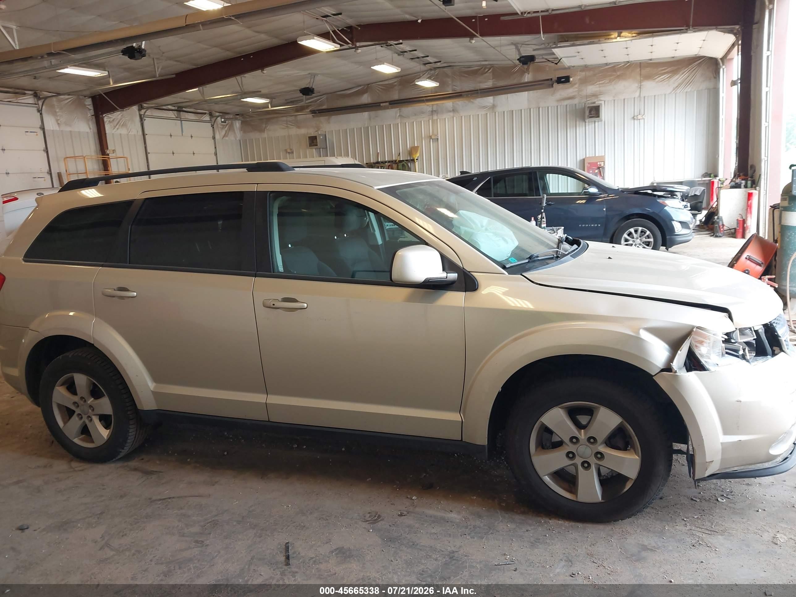 2011 Dodge Journey Mainstreet Золотой vin: 3D4PH1FG4BT518932