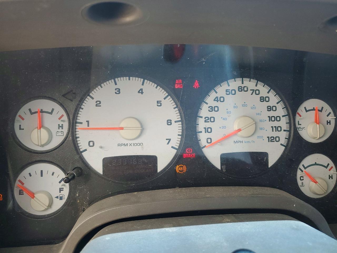 2002 Dodge Ram 1500 White vin: 3D7HA18Z42G210596