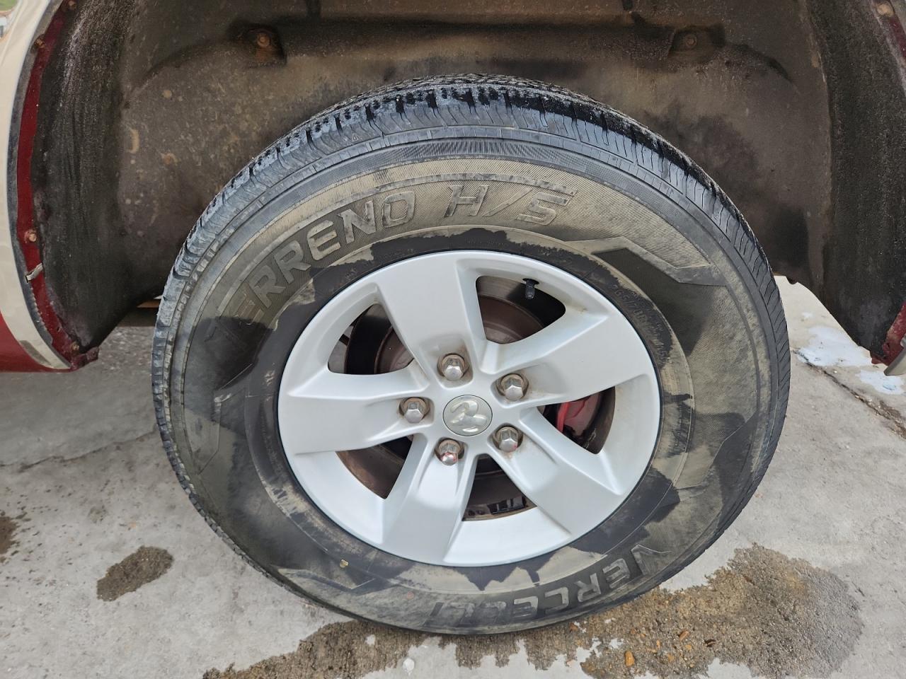 2011 Dodge Ram 1500 Red vin: 3D7JV1EP4BG589575 Damage: Left Rear Tire, Worn, Replacement Required
