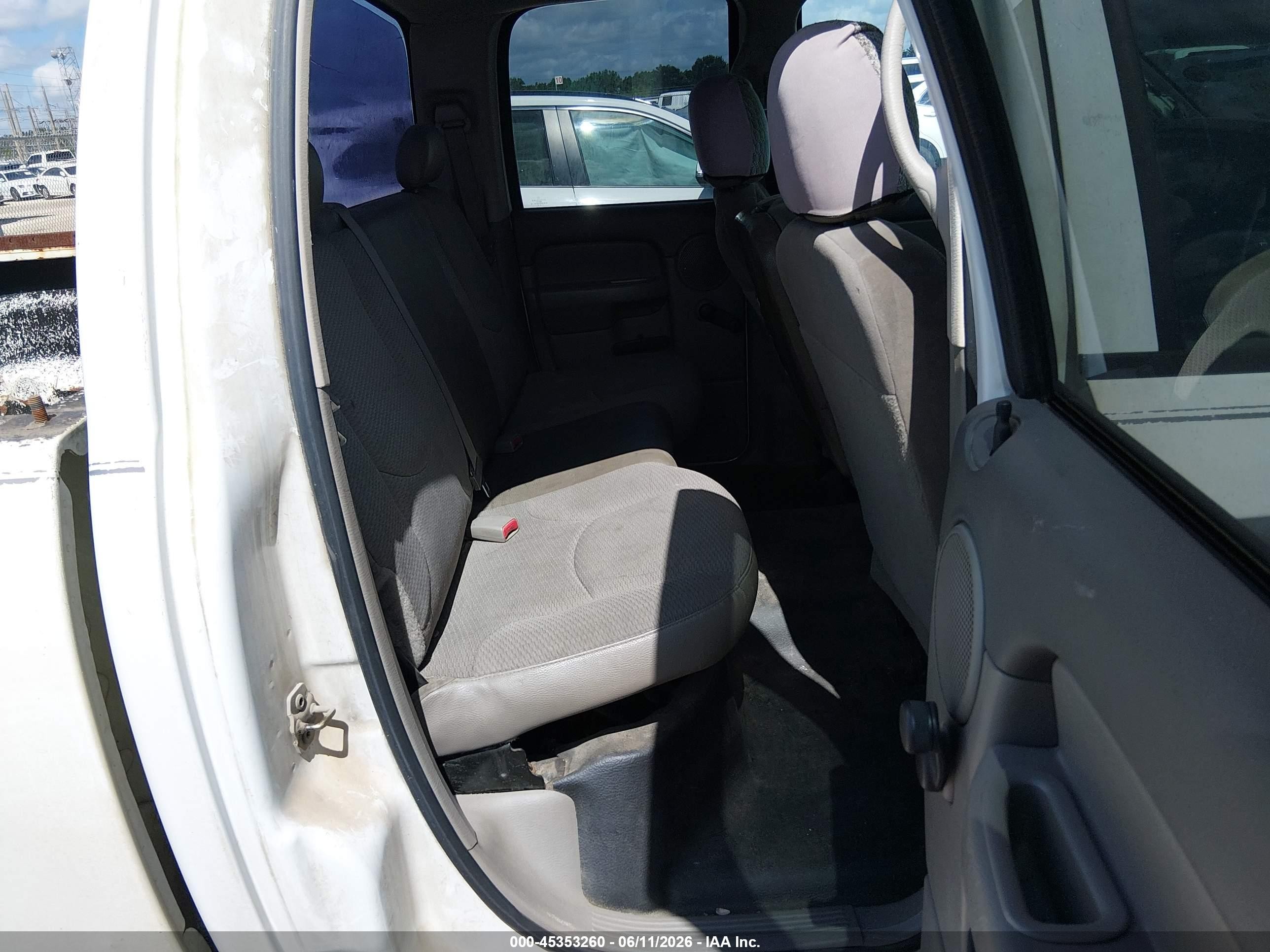 2005 Dodge Ram 2500 St Белый vin: 3D7KR28C65G708013