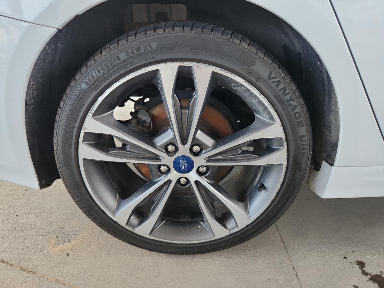 2019 Ford Fusion Titanium White vin: 3FA6P0D92KR153101 Damage: Right Rear Wheel, Curb Rash, > 12 Inches